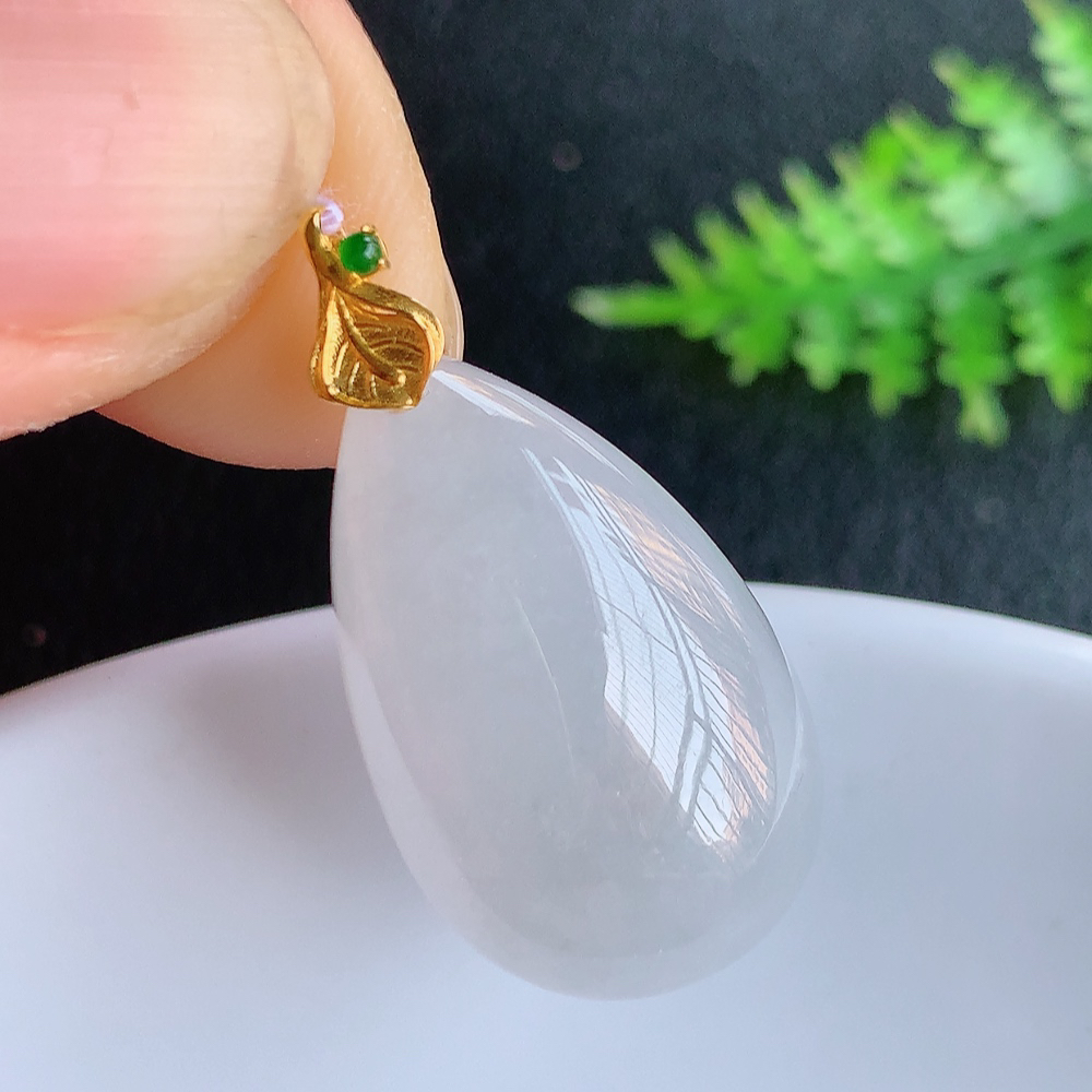 冰润水滴翡翠吊坠，款式新颖时尚，日常百搭的款。满满的份量感，18k金镶嵌，上身效果优雅迷人！性价比超值  W415.18  整体尺寸：29-14.6-7.6mm   裸石尺寸：24-14.6-7.6mm