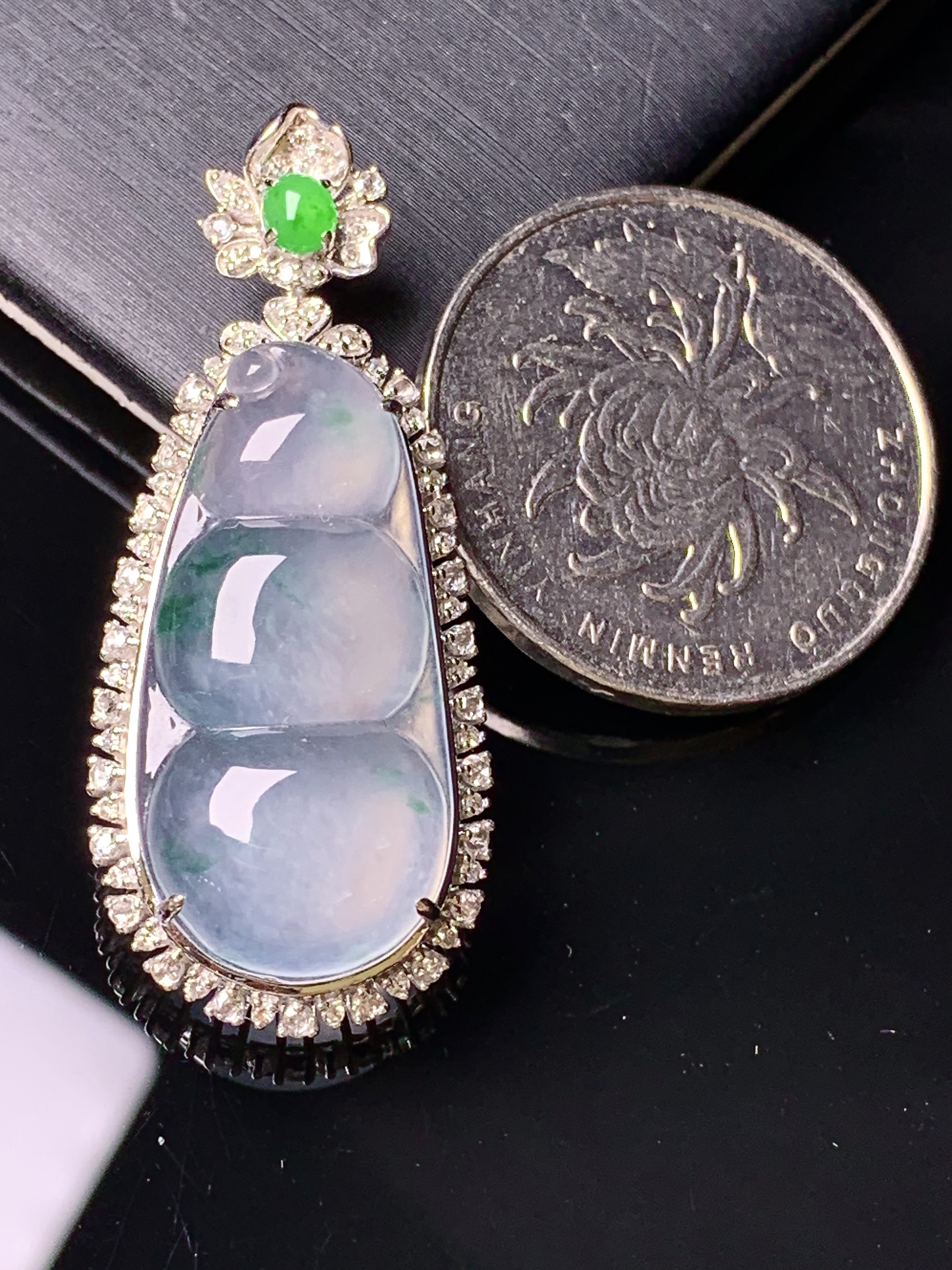 18k金钻镶嵌冰种飘绿四季豆吊坠 玉质细腻 色泽艳丽清新 水润亮眼 整体尺寸 39.8*17*9.8k1