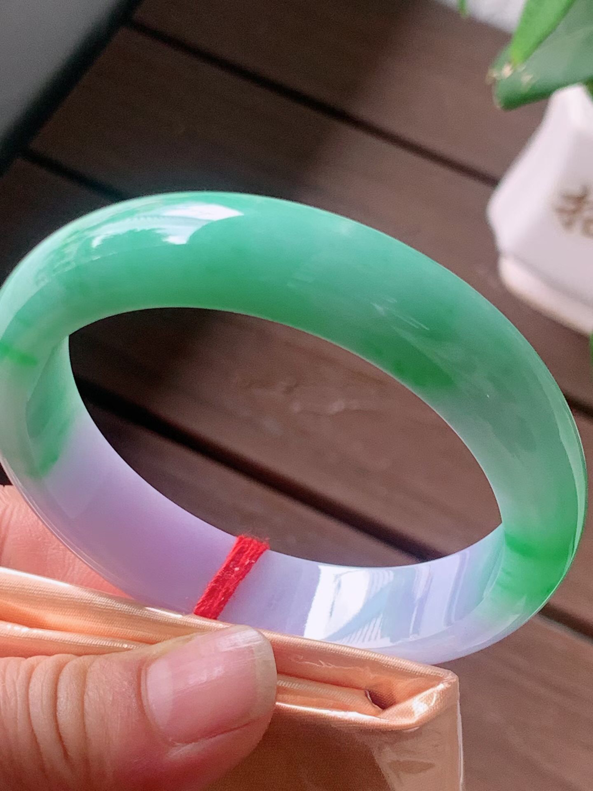 【翡翠名称】春带彩阳绿57.8正圈口手镯
【翡翠尺寸】57.8/13.9/8.2mm适合正圈口佩戴
