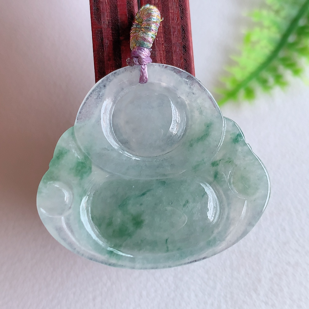 冰润飘花佛公挂件 玉质细腻  精雕弥勒佛，笑佛福耳垂肩，面相喜庆，开怀大笑，憨态可掬。惟妙惟肖，寓意福禄双全，吉祥美满，笑口常开 W415.18  尺寸：27.5-31-5.3mm