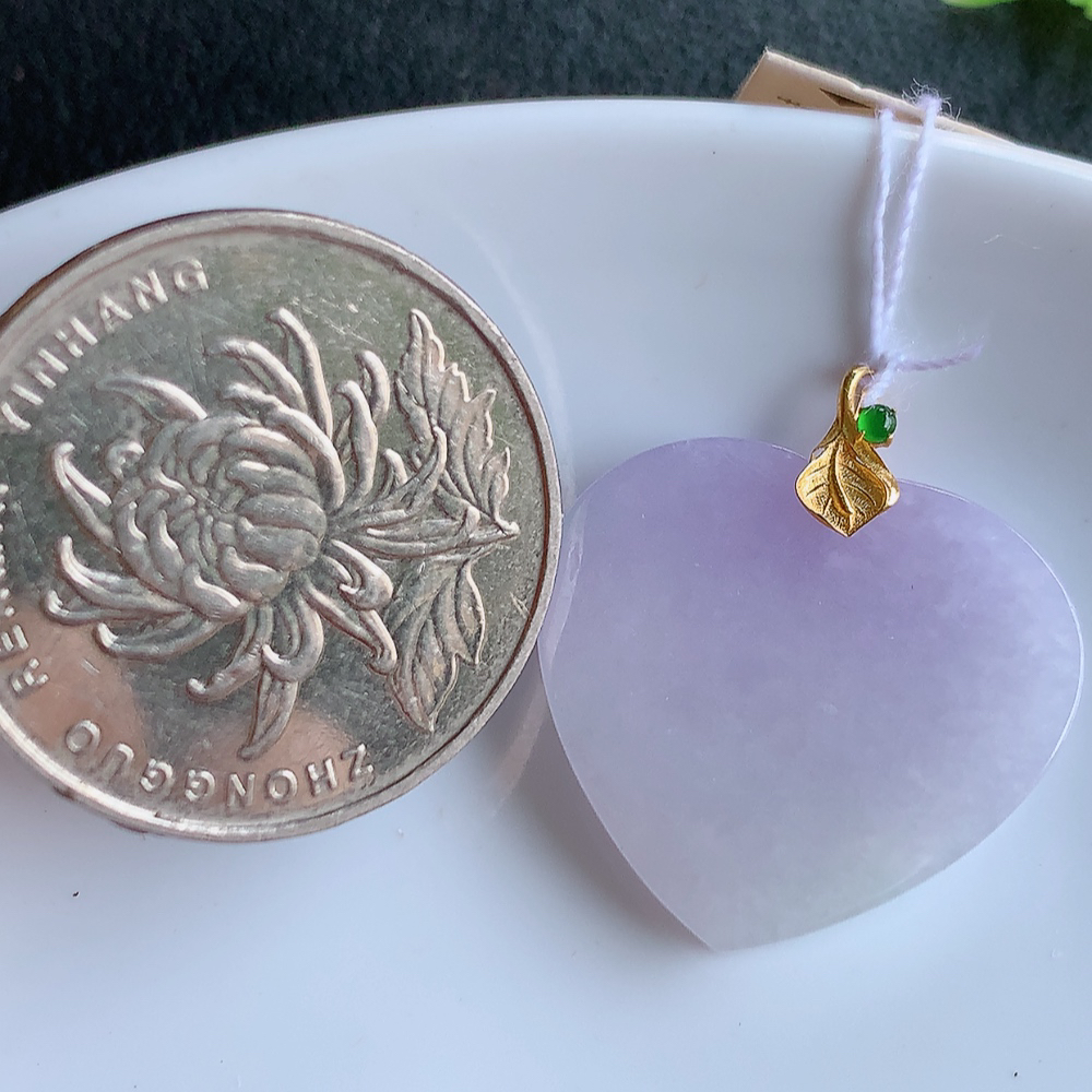 18k金镶嵌冰润紫罗兰心形吊坠 玉质细腻 色泽清新艳丽 W415.18   整体尺寸：25.2-22.6-3.6mm    裸石尺寸：21-22.6-3.6mm