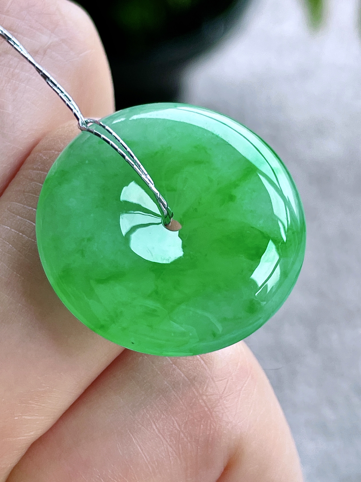 【裸石】高冰阳绿平安扣吊坠
【说明】缅料 完美 性价比高  
【尺寸】24.3-5.5