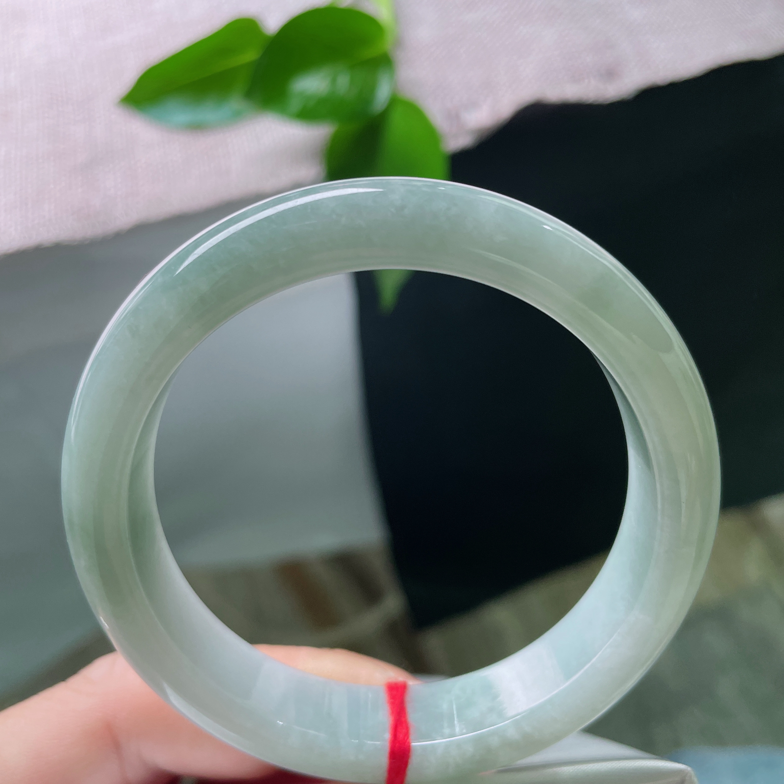 56/12.7/8，淡绿底正圈，水润凝脂，温润通透。低调不张扬，百搭显气质，棉线..