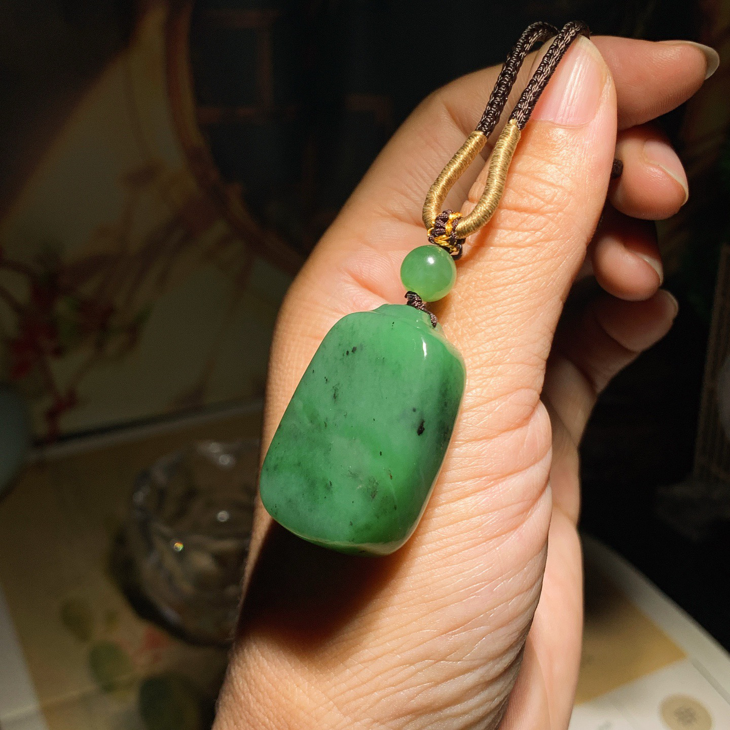 和田玉阳绿俄罗斯碧玉平安无事牌挂件 尺寸35/23/12重26.8克，玉质细腻油润 底色纯净 脂粉好