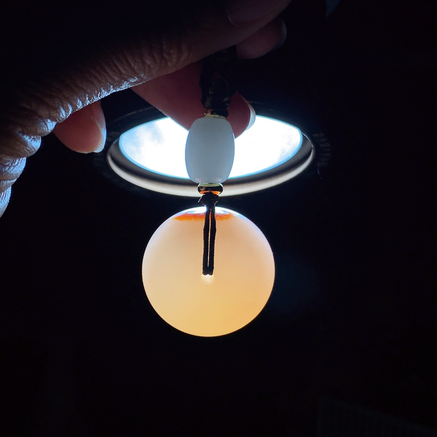 和田玉红皮料白玉平安扣挂件。尺寸24/14重19克，玉质细腻油润 脂粉好，品质好！lt260418