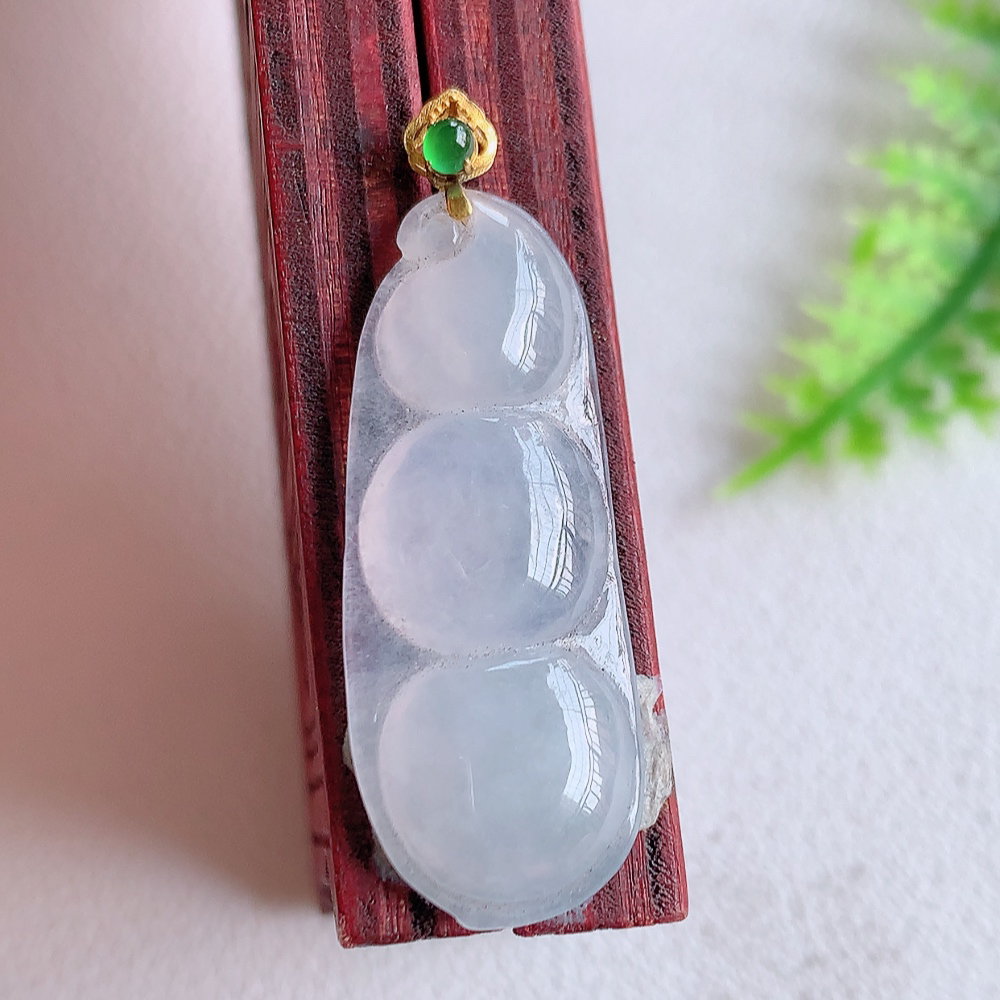 18k金扣冰润福豆翡翠挂件，老种飘花  冰清玉洁  胶感十足  寓意“四季平安，福气满满”颜色鲜艳，清新自然，饱满通透   W01.18  尺寸：30.3-11.8-3.8mm