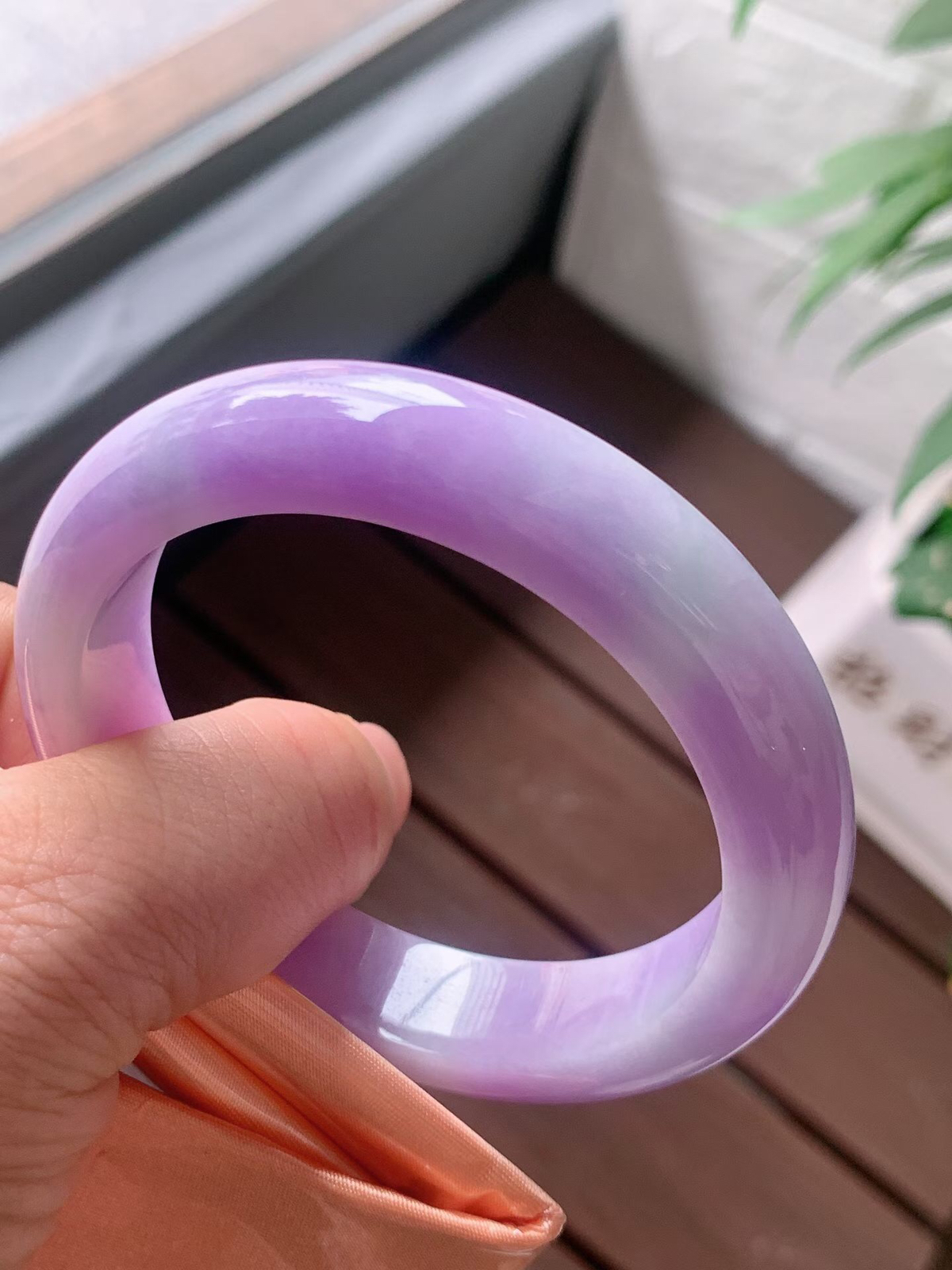 【翡翠名称】老坑坑种紫罗兰58.2正圈口手镯
【翡翠尺寸】58.2/13.3/8.5mm适合57-59正圈口佩戴
【翡翠描述】宝贝种老水足，玉质细腻，色泽靓丽，性价比高，佩戴效果好！
【其它赠送】权威证书/精美挂绳盒子/支持全国复检