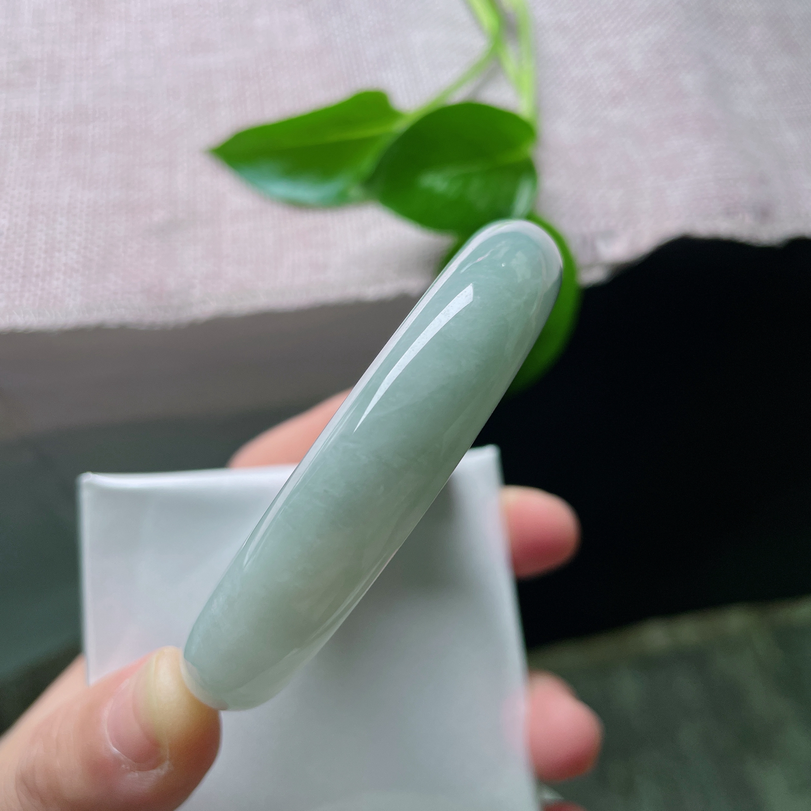 56/12.7/8，淡绿底正圈，水润凝脂，温润通透。低调不张扬，百搭显气质，棉线..