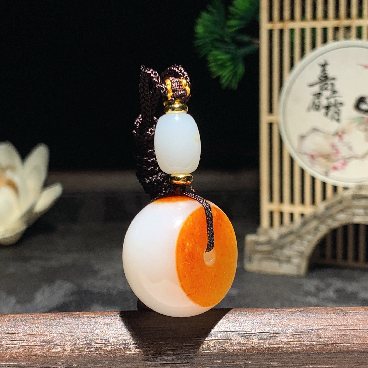 和田玉红皮料白玉平安扣挂件。尺寸24/14重19克，玉质细腻油润 脂粉好，品质好！lt260418