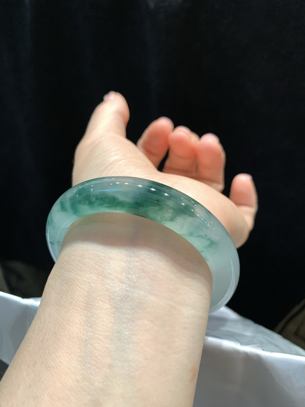 尺寸53.6/12.1/8.4，冰飘花手镯
水润细腻 清新甜美 冰透