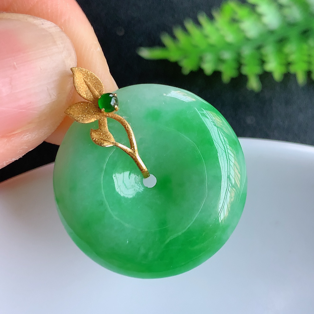 18k金冰润满绿平安扣吊坠，厚装饱满，冰润剔透，细腻水足，种质润泽，飘花灵动，佩戴优雅大气，W415.18   整体尺寸：26.5-22.3-5.6mm   裸石尺寸：22.3-5.6mm