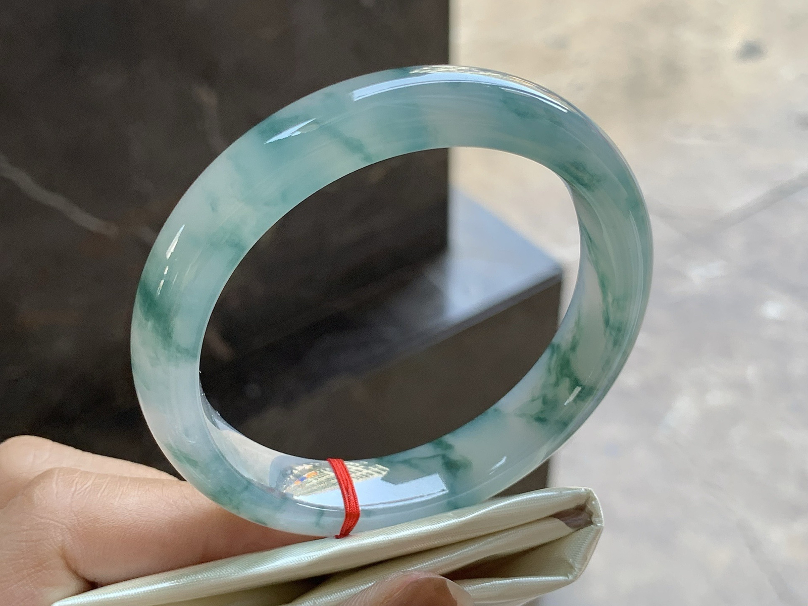 55.5-11.8-8.2

飘花手镯^_^满花细腻，实物更好看