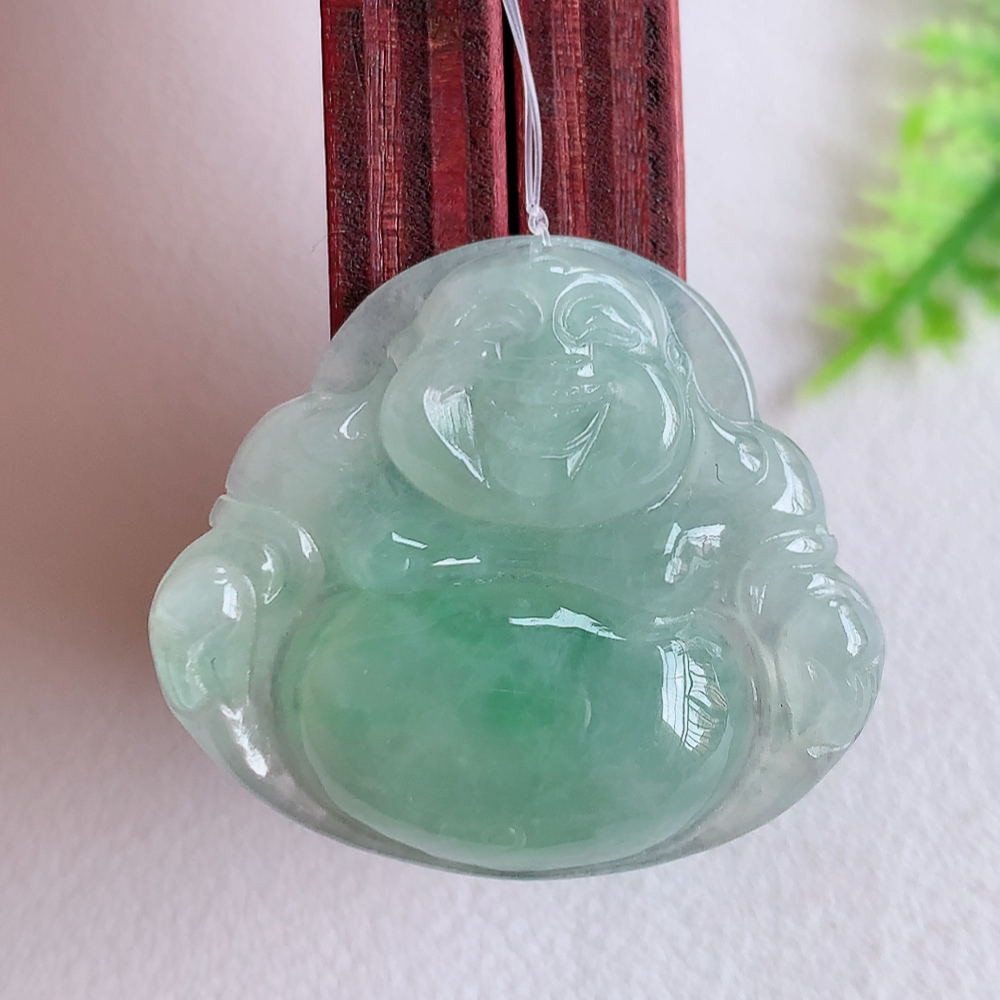 冰润飘绿佛公挂件 玉质细腻  精雕弥勒佛，笑佛福耳垂肩，面相喜庆，开怀大笑，憨态可掬。惟妙惟肖，寓意福禄双全，吉祥美满，笑口常开 W49.18 尺寸：25-28.8-5.8mm