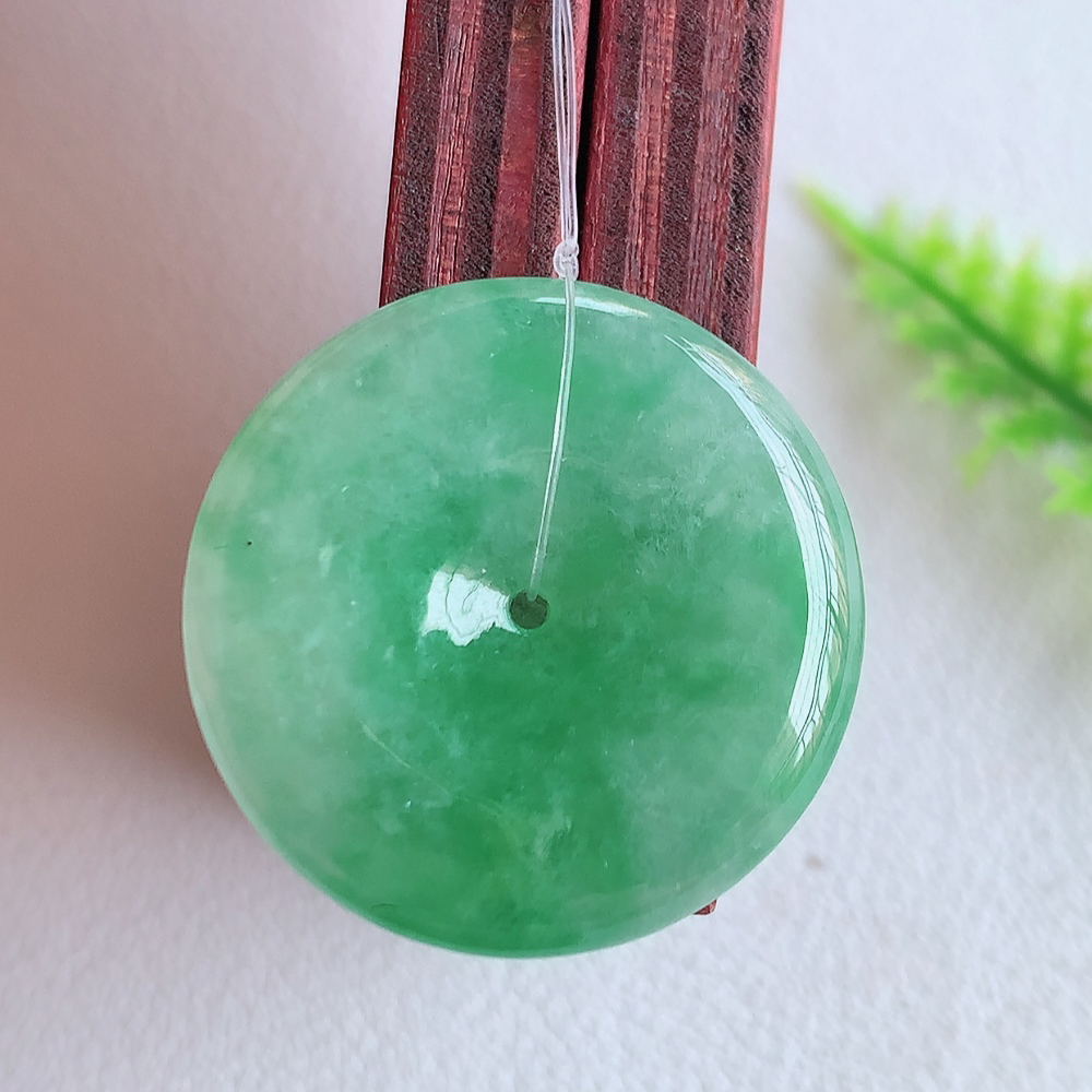 冰润满绿平安扣吊坠，厚装饱满，冰润剔透，细腻水足，种质润泽，飘花灵动，佩戴优雅大气，W49.18   尺寸：24.3-4.6mm