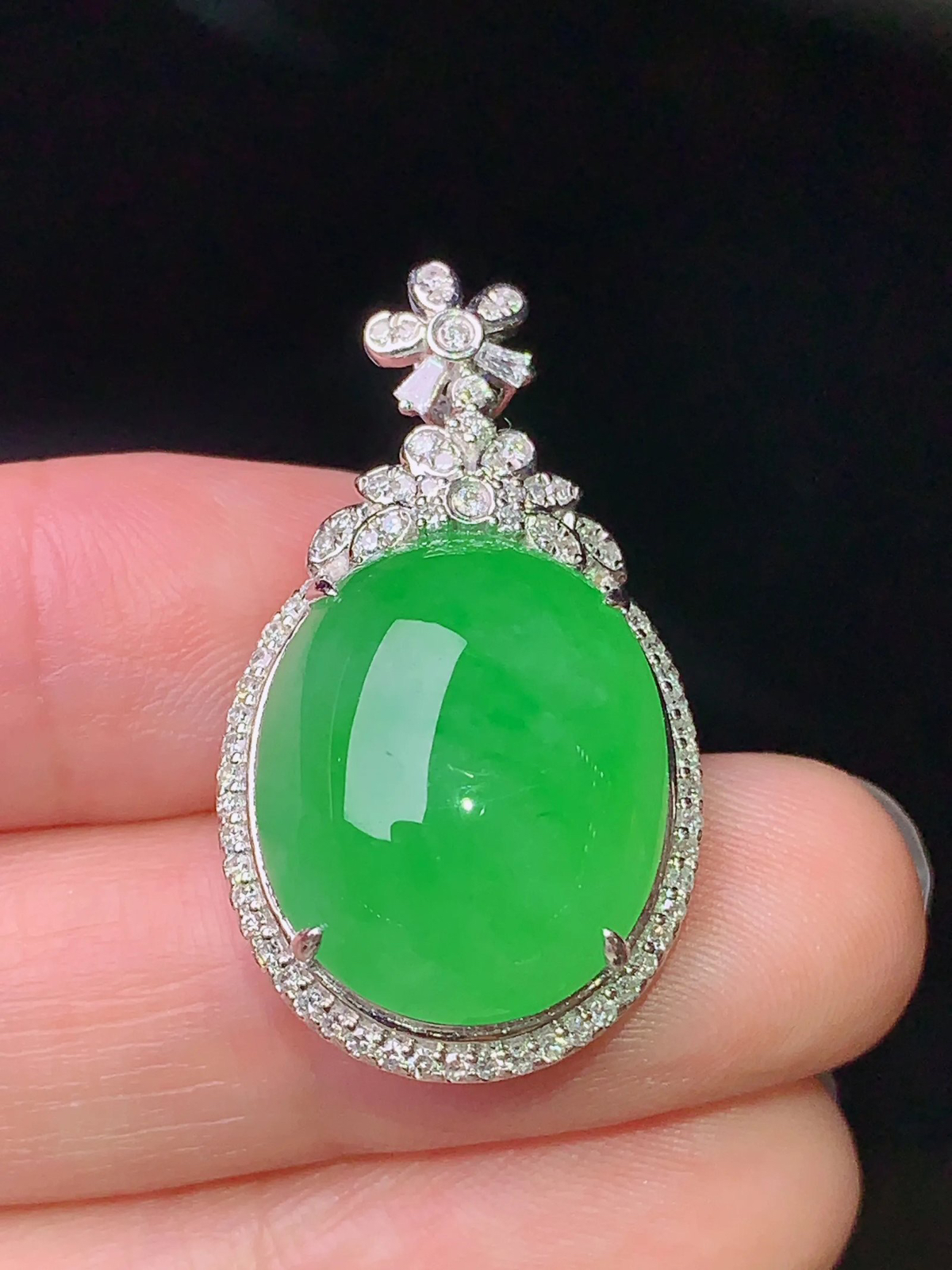 18k金钻镶嵌满绿蛋面吊坠 玉质细腻 色泽清新艳丽 整体尺寸31.3*17.8*10 b2