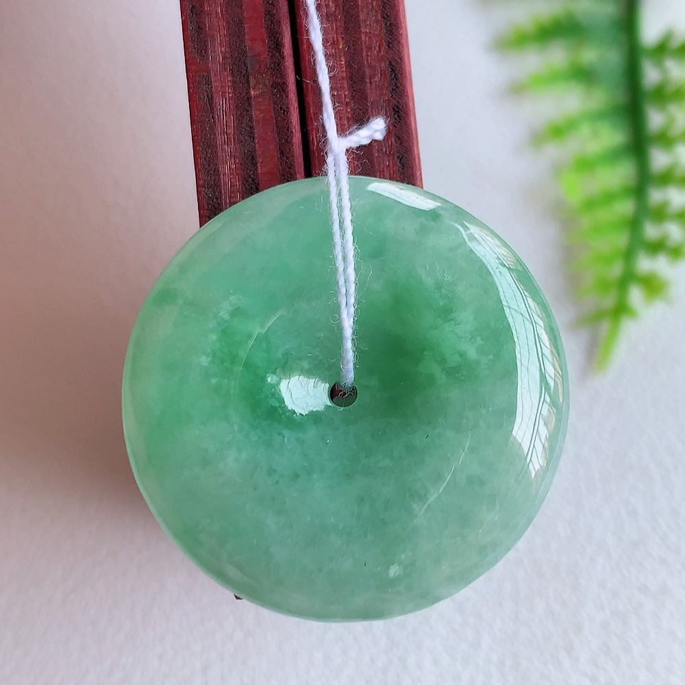 冰润飘绿平安扣吊坠，厚装饱满，冰润剔透，细腻水足，种质润泽，飘花灵动，佩戴优雅大气，W415.18 