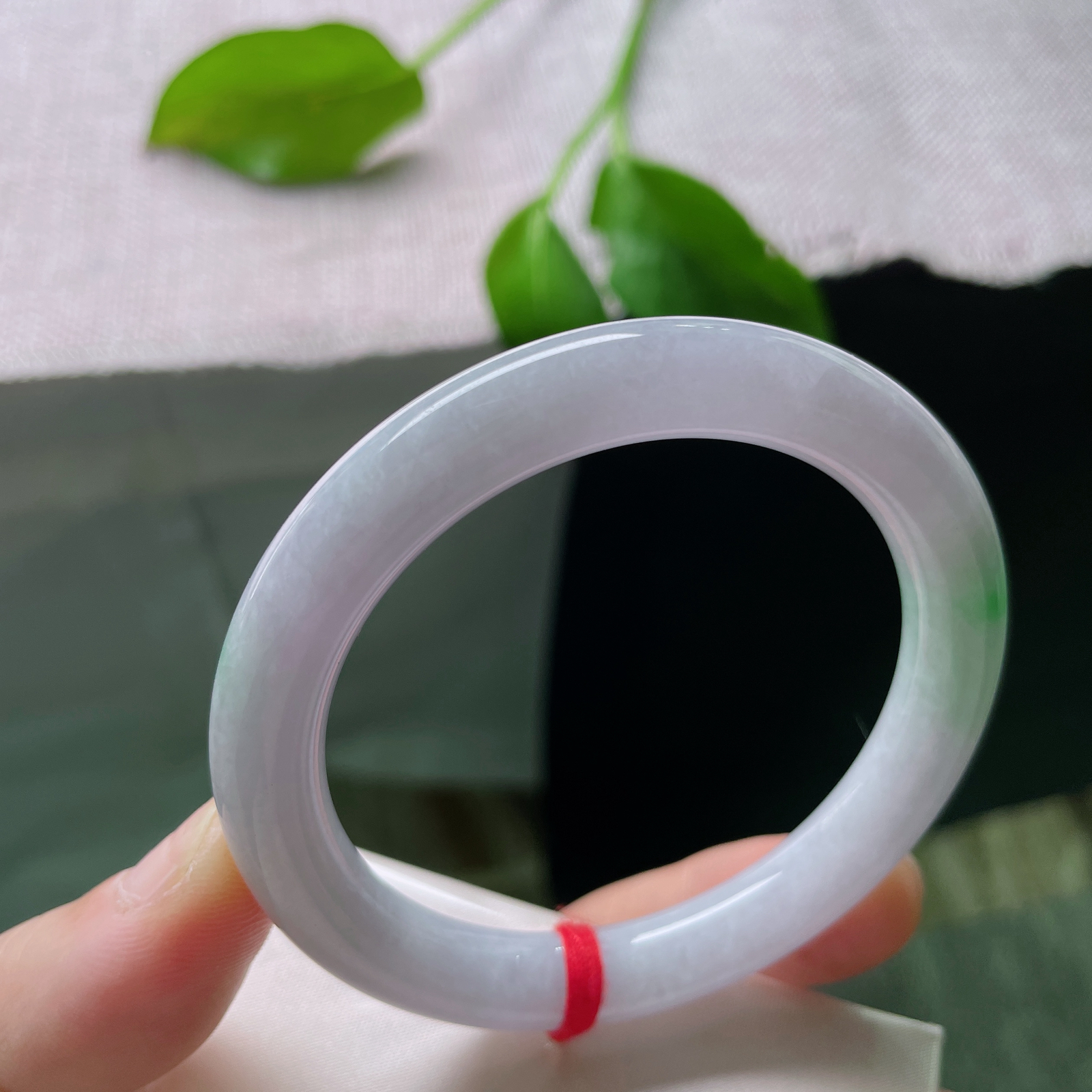 53.6/8.9，紫罗兰圆条，一抹翠色鲜艳夺目，千娇百媚，底子细腻，皮纹..