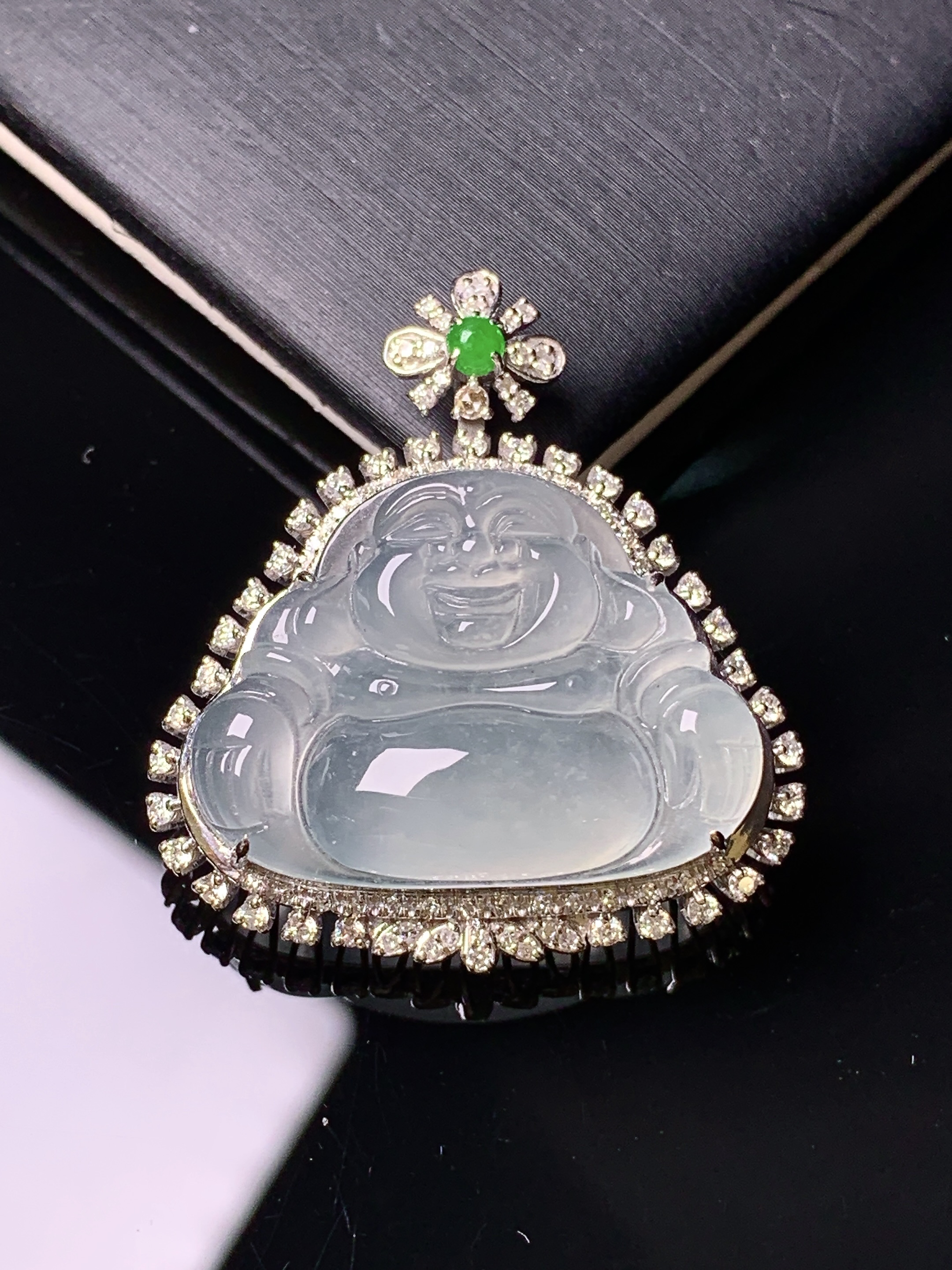 18k金钻镶嵌冰种佛公吊坠 玉质细腻 色泽艳丽清新 水润亮眼 整体尺寸31.5*28.3*10.2k1