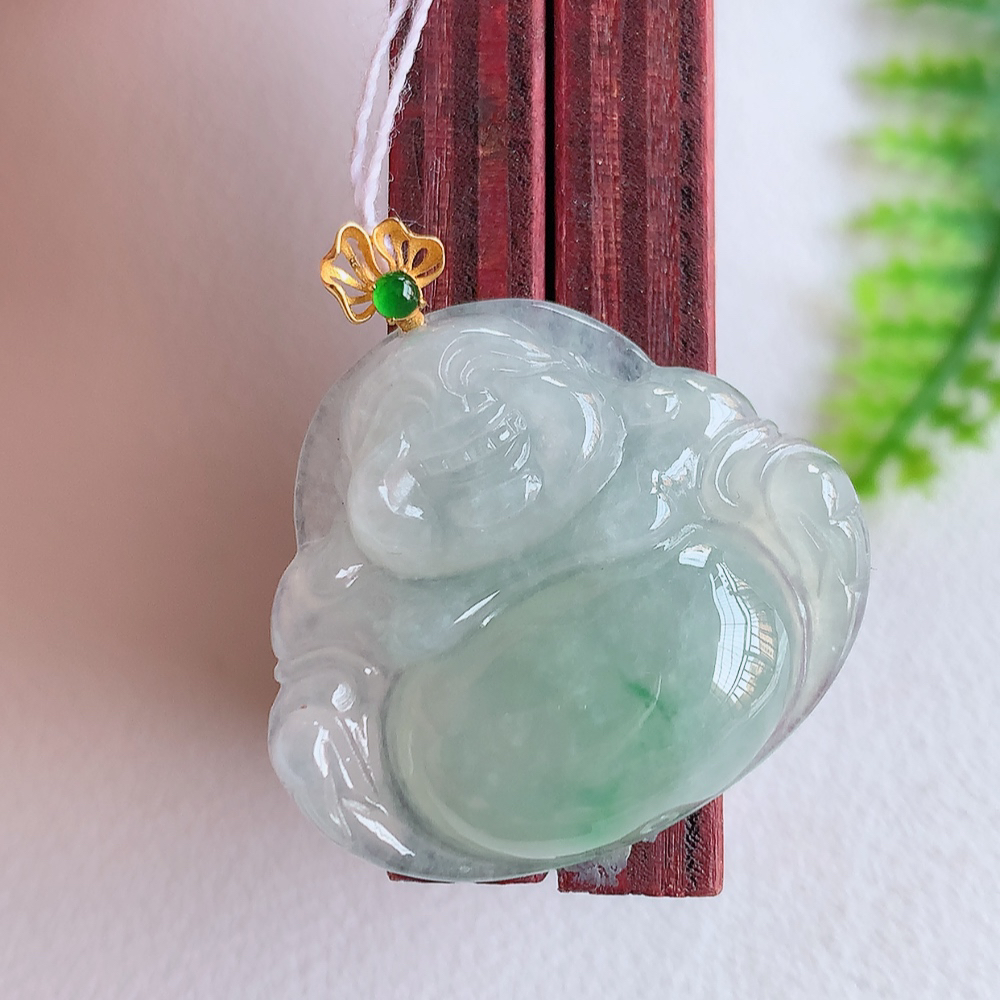 18k金扣冰润飘花佛公挂件 玉质细腻  精雕弥勒佛，笑佛福耳垂肩，面相喜庆，开怀大笑，憨态可掬。惟妙惟肖，寓意福禄双全，吉祥美满，笑口常开 W415.18  尺寸：24-27-6mm