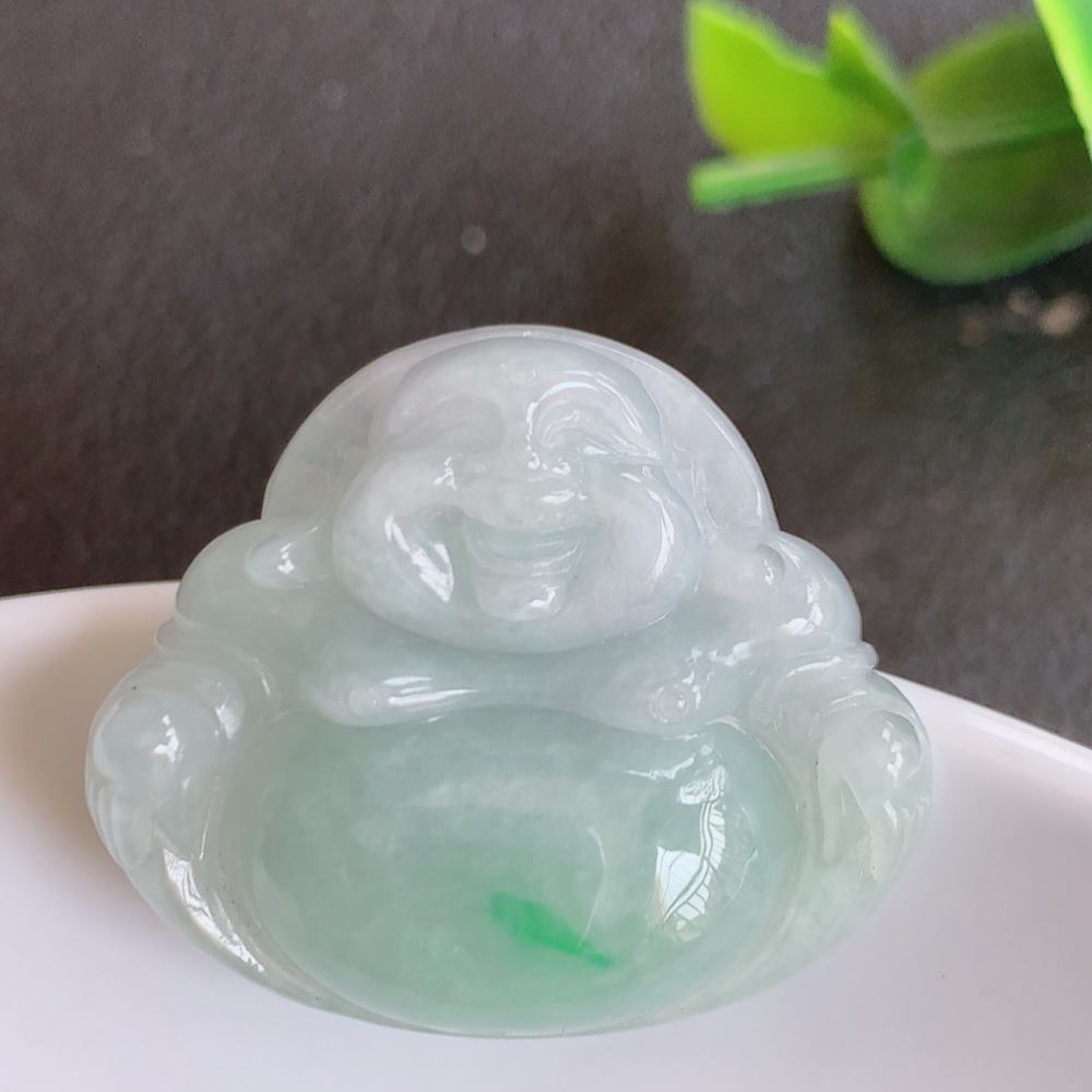冰润飘绿佛公挂件 玉质细腻  精雕弥勒佛，笑佛福耳垂肩，面相喜庆，开怀大笑，憨态可掬。惟妙惟肖，寓意
