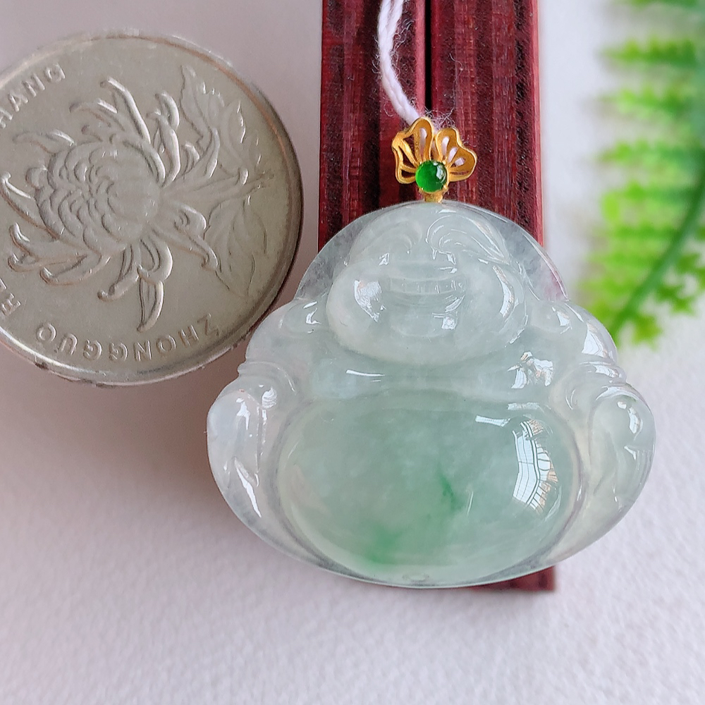 18k金扣冰润飘花佛公挂件 玉质细腻  精雕弥勒佛，笑佛福耳垂肩，面相喜庆，开怀大笑，憨态可掬。惟妙惟肖，寓意福禄双全，吉祥美满，笑口常开 W415.18  尺寸：24-27-6mm