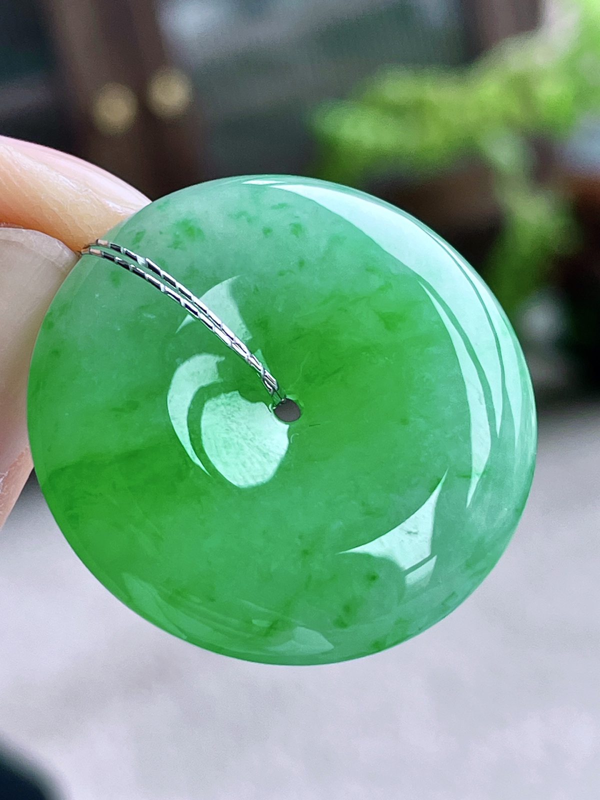 【裸石】高冰阳绿平安扣吊坠
【说明】缅料 完美 性价比高  
【尺寸】31.1-5.8