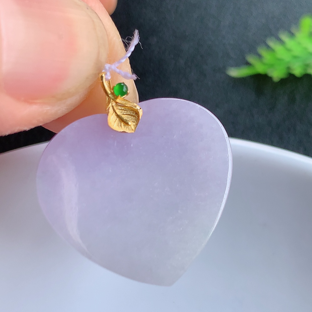 18k金镶嵌冰润紫罗兰心形吊坠 玉质细腻 色泽清新艳丽 W415.18   整体尺寸：25.2-22.6-3.6mm    裸石尺寸：21-22.6-3.6mm