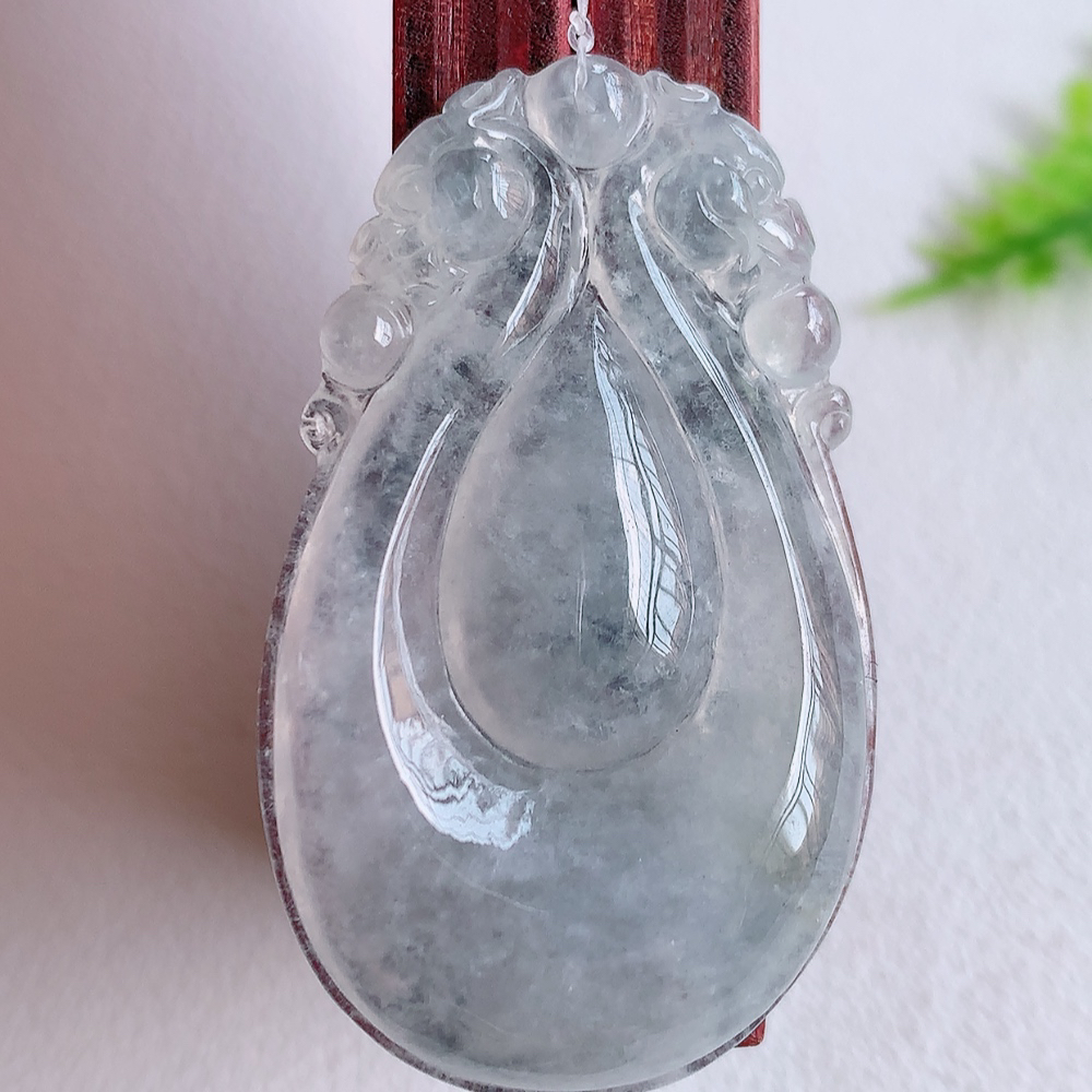 冰润福贝翡翠吊坠，寓意“辈辈有福，财源广进”水足莹润。通体清新通透，佩戴效果优雅迷人，W49.18 尺寸：39-23.5-5.8mm