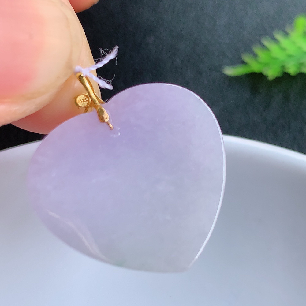 18k金镶嵌冰润紫罗兰心形吊坠 玉质细腻 色泽清新艳丽 W415.18   整体尺寸：25.2-22.6-3.6mm    裸石尺寸：21-22.6-3.6mm