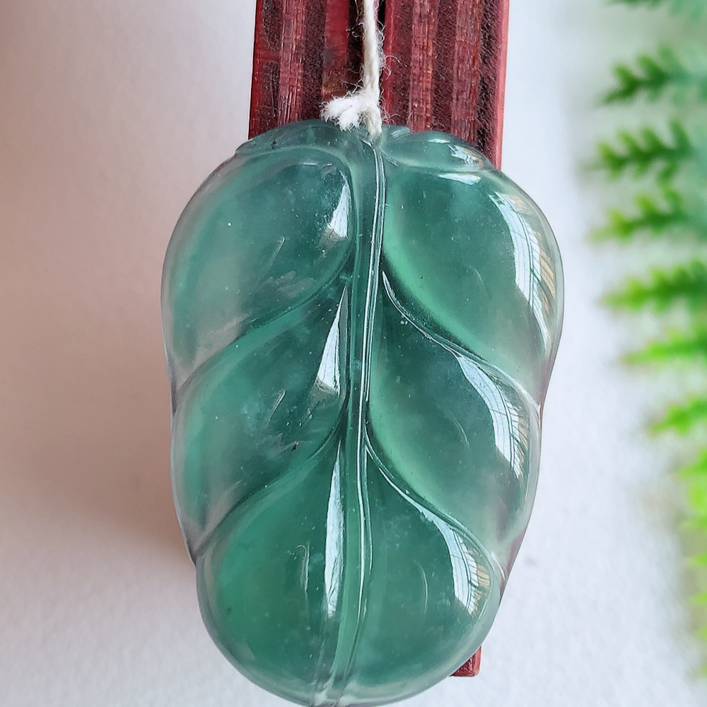 蓝冰金枝玉叶翡翠吊坠  老种起胶感  飘花灵动  寓意“金枝玉叶，大业有成，一夜成名”  饱满大气，水润通透。W415.18 尺寸：32-22.2-3.8mm