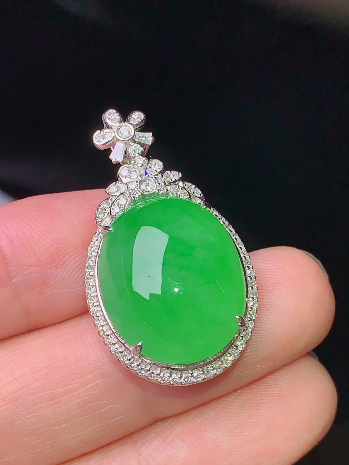 18k金钻镶嵌满绿蛋面吊坠 玉质细腻 色泽清新艳丽 整体尺寸31.3*17.8*10 b2