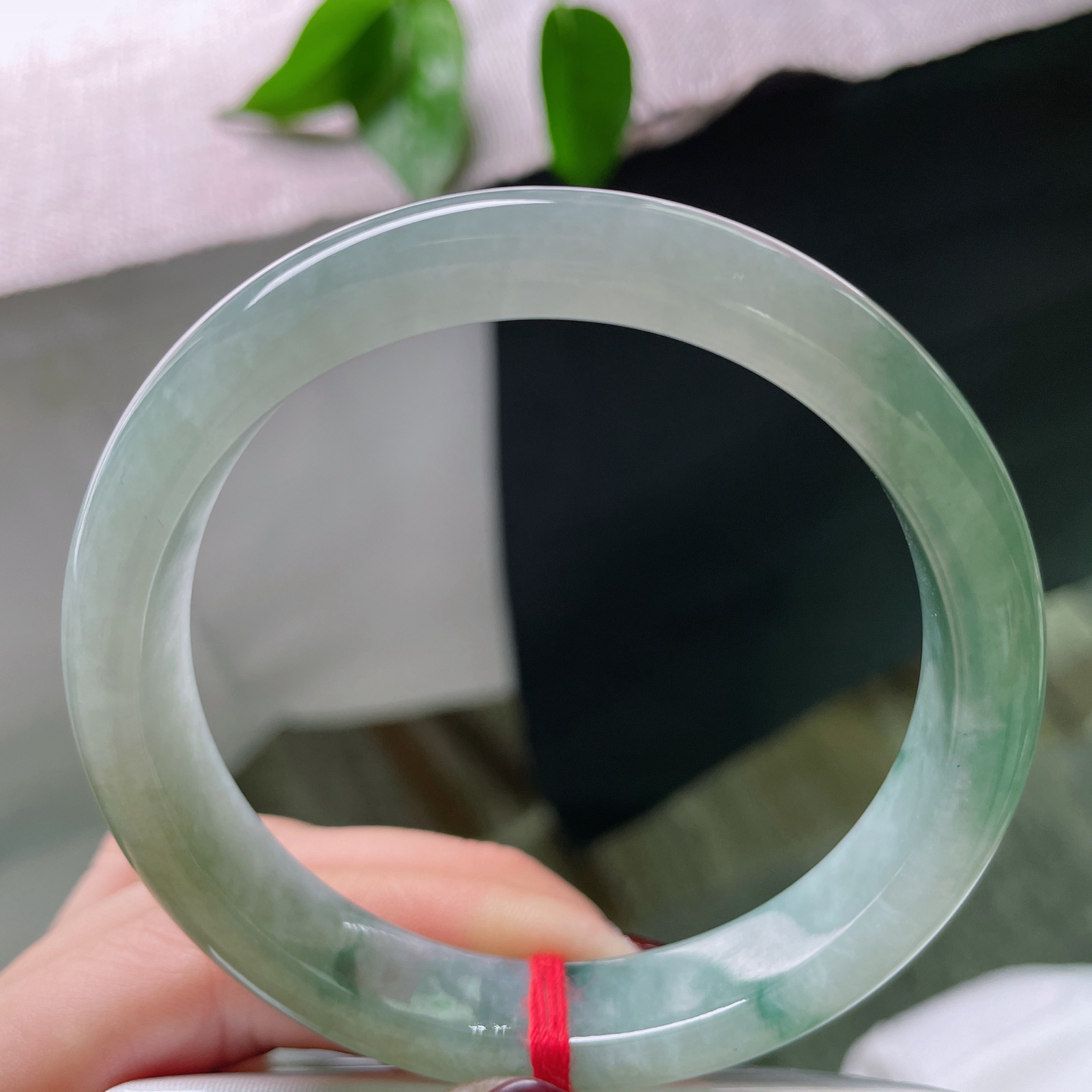 59.7/12.1/7.7，冰油正圈，种老，莹润细腻，佩戴沉稳内敛..