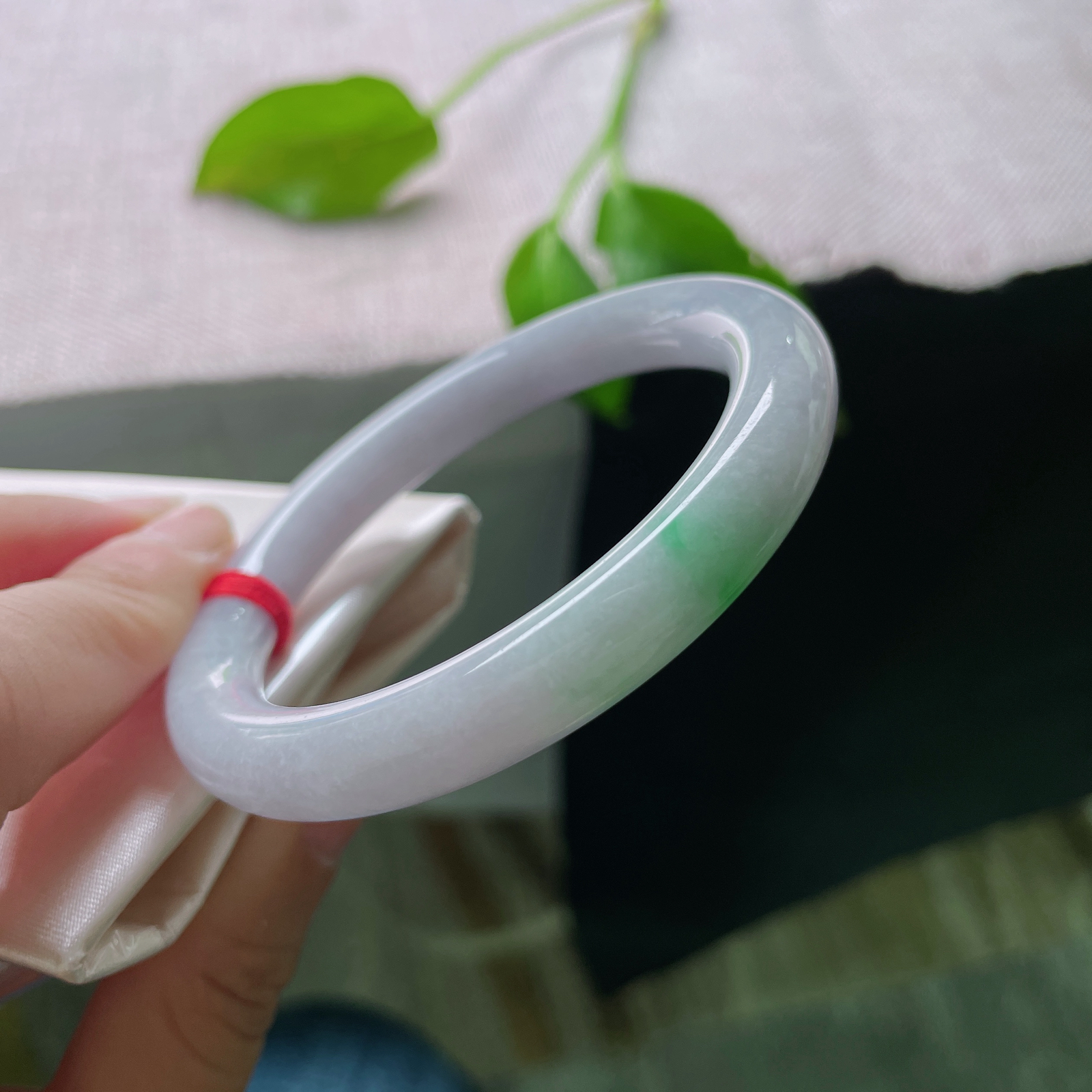 53.6/8.9，紫罗兰圆条，一抹翠色鲜艳夺目，千娇百媚，底子细腻，皮纹..