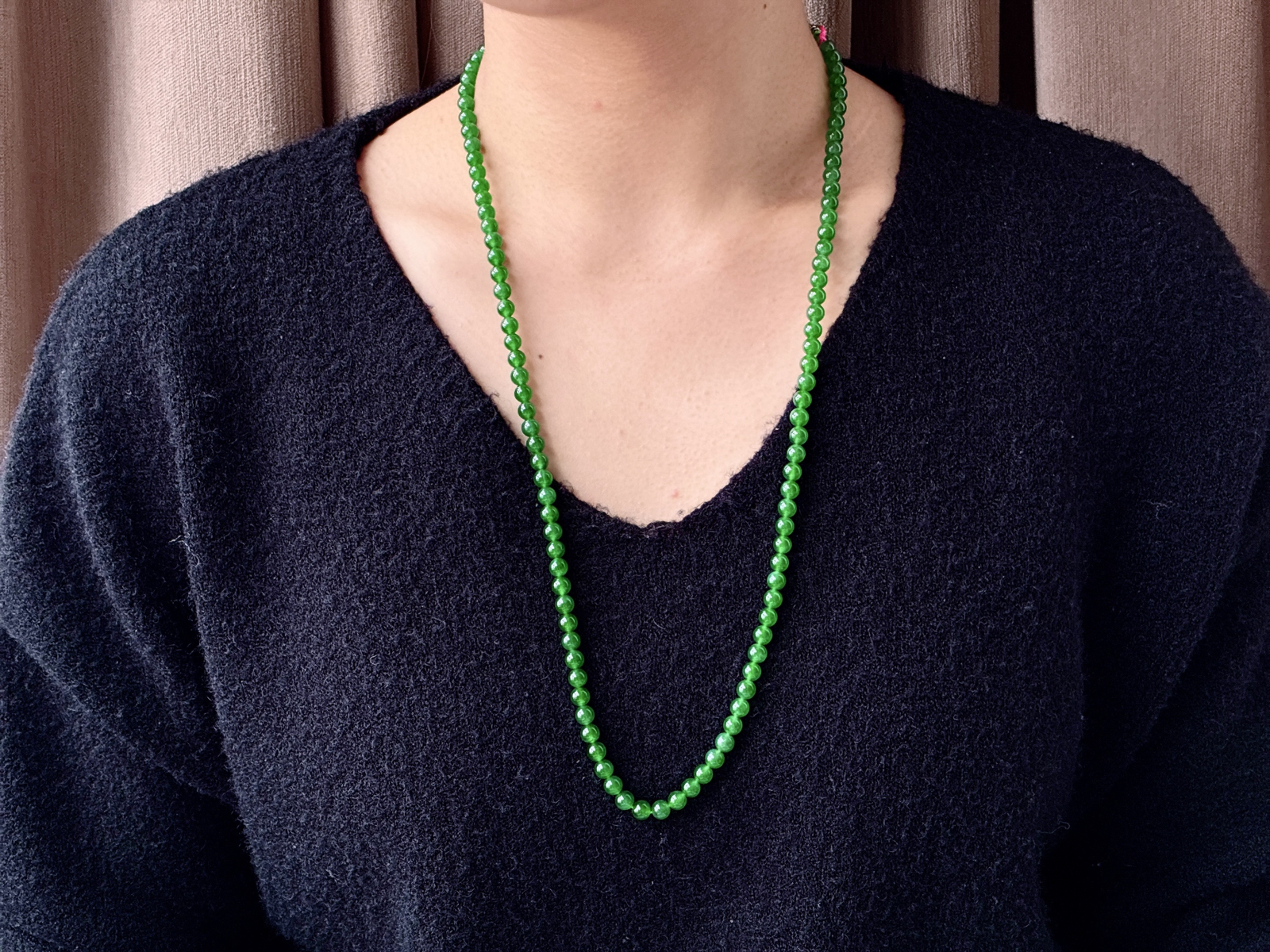 【珠子】️阳绿珠链圆珠子珠链
【说明】缅料 性价比高  
【尺寸】5.8mm，118颗
【重量】41.8克

· 绿韵流转，意韵悠长。
· 此串阳绿珠链如春水初融，118颗圆珠似星子落于玉盘，阳绿如梵音暖光，冰透若禅心映雪。光在珠间流转，如心在尘世间观照，不执于形，不迷于色，只余一份通透与安然，让人见之忘俗。