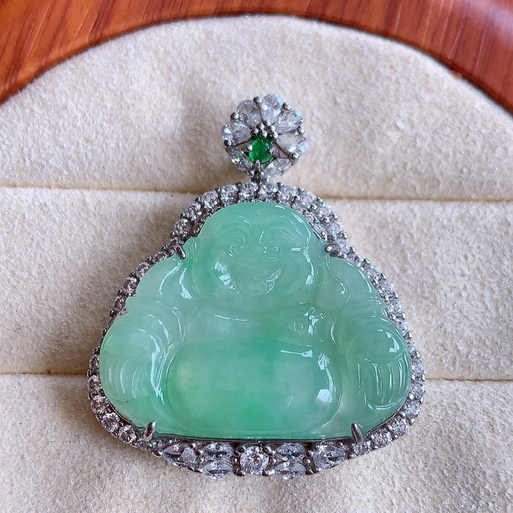 冰润佛公挂件 925银饰镶嵌 玉质细腻  精雕弥勒佛，笑佛福耳垂肩，面相喜庆，开怀大笑，憨态可掬。惟