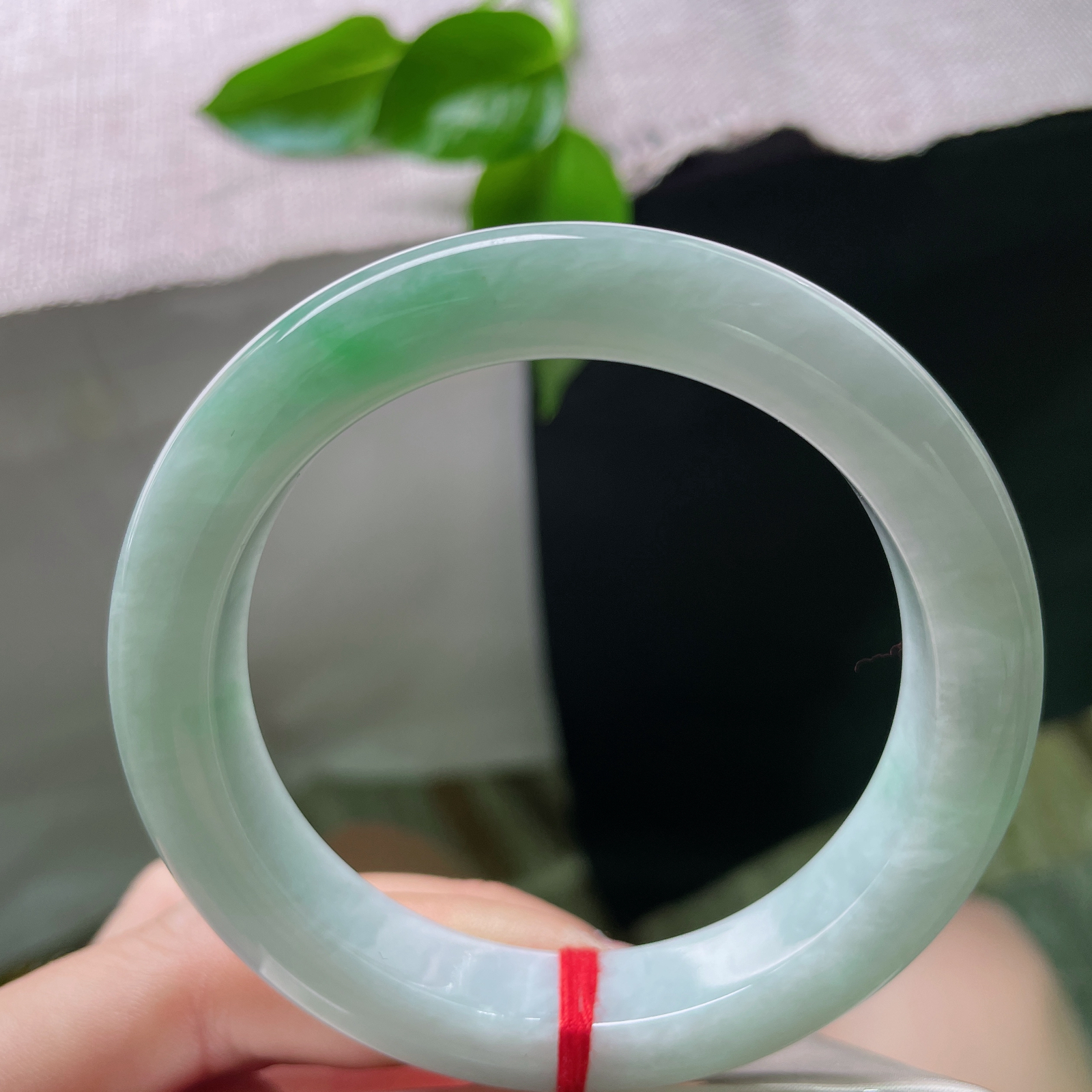 56.3/11.7/9.5飘绿正圈，一抹绿色，翠色伊人，料子细腻，皮纹..