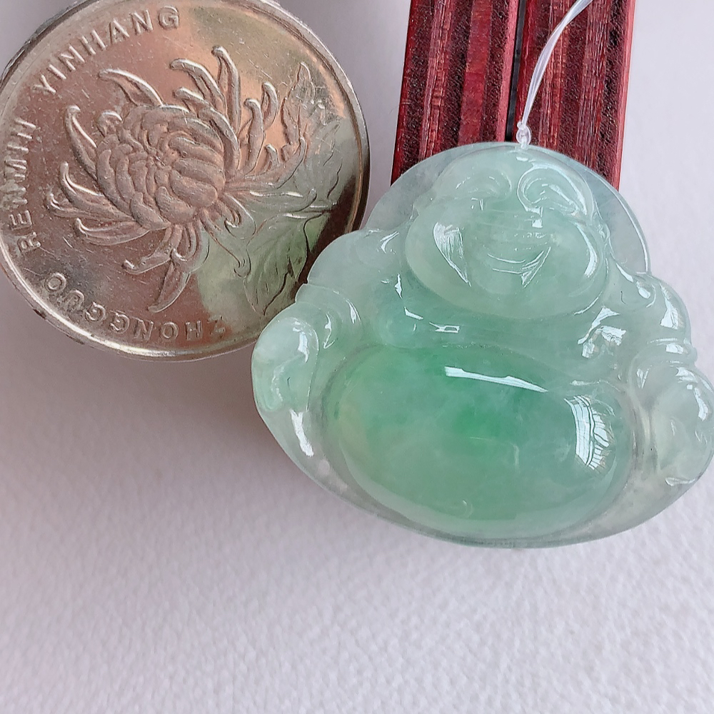 冰润飘绿佛公挂件 玉质细腻  精雕弥勒佛，笑佛福耳垂肩，面相喜庆，开怀大笑，憨态可掬。惟妙惟肖，寓意福禄双全，吉祥美满，笑口常开 W49.18 尺寸：25-28.8-5.8mm