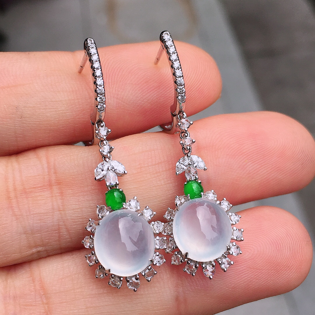 冰种蛋面耳坠，玉质细腻，荧光感超
强，饱满圆润，尽显优雅气质，18k
金豪华镶嵌