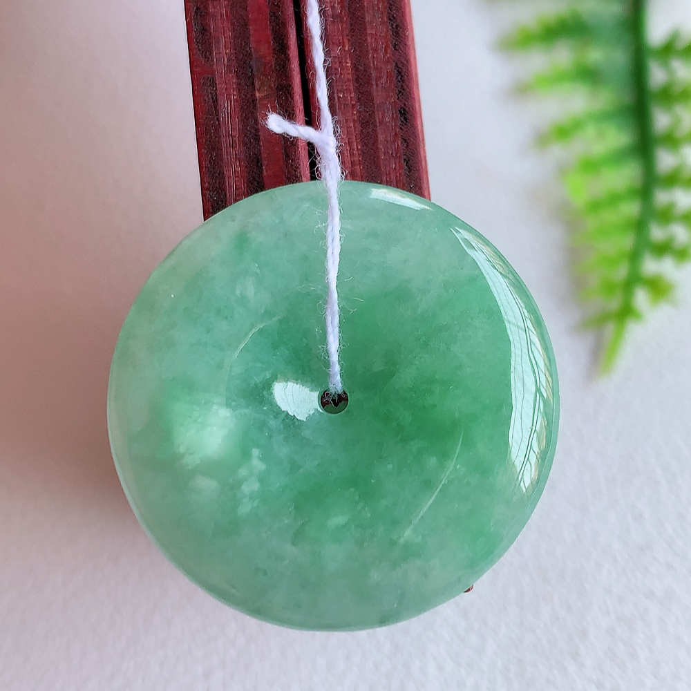 冰润飘绿平安扣吊坠，厚装饱满，冰润剔透，细腻水足，种质润泽，飘花灵动，佩戴优雅大气，W415.18   尺寸：26.8-5.8mm