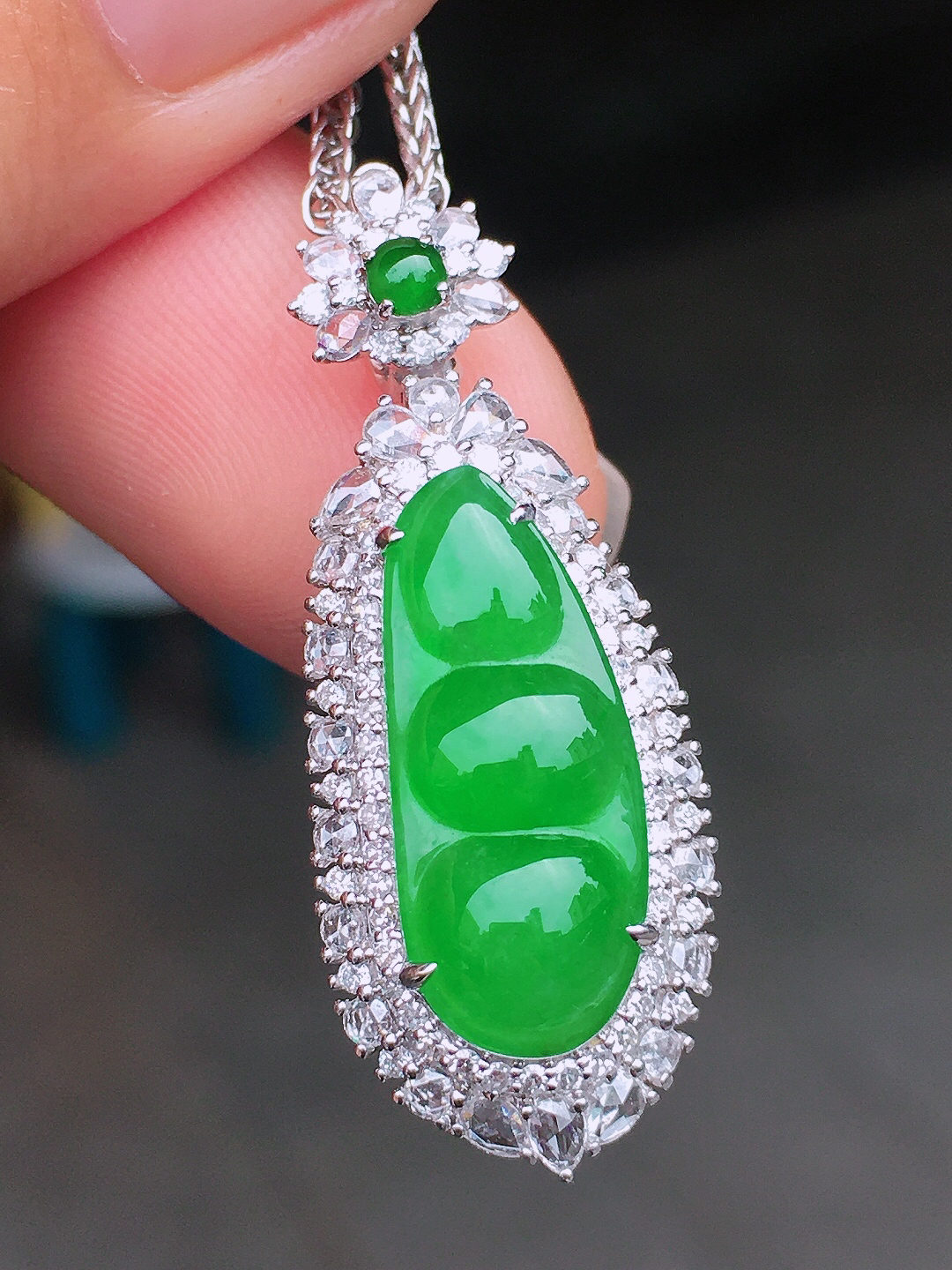 阳绿福豆吊坠，色泽均匀艳丽，玉质细腻，荧光感超
强，饱满圆润，尽显优雅气质，18k
金豪华镶嵌