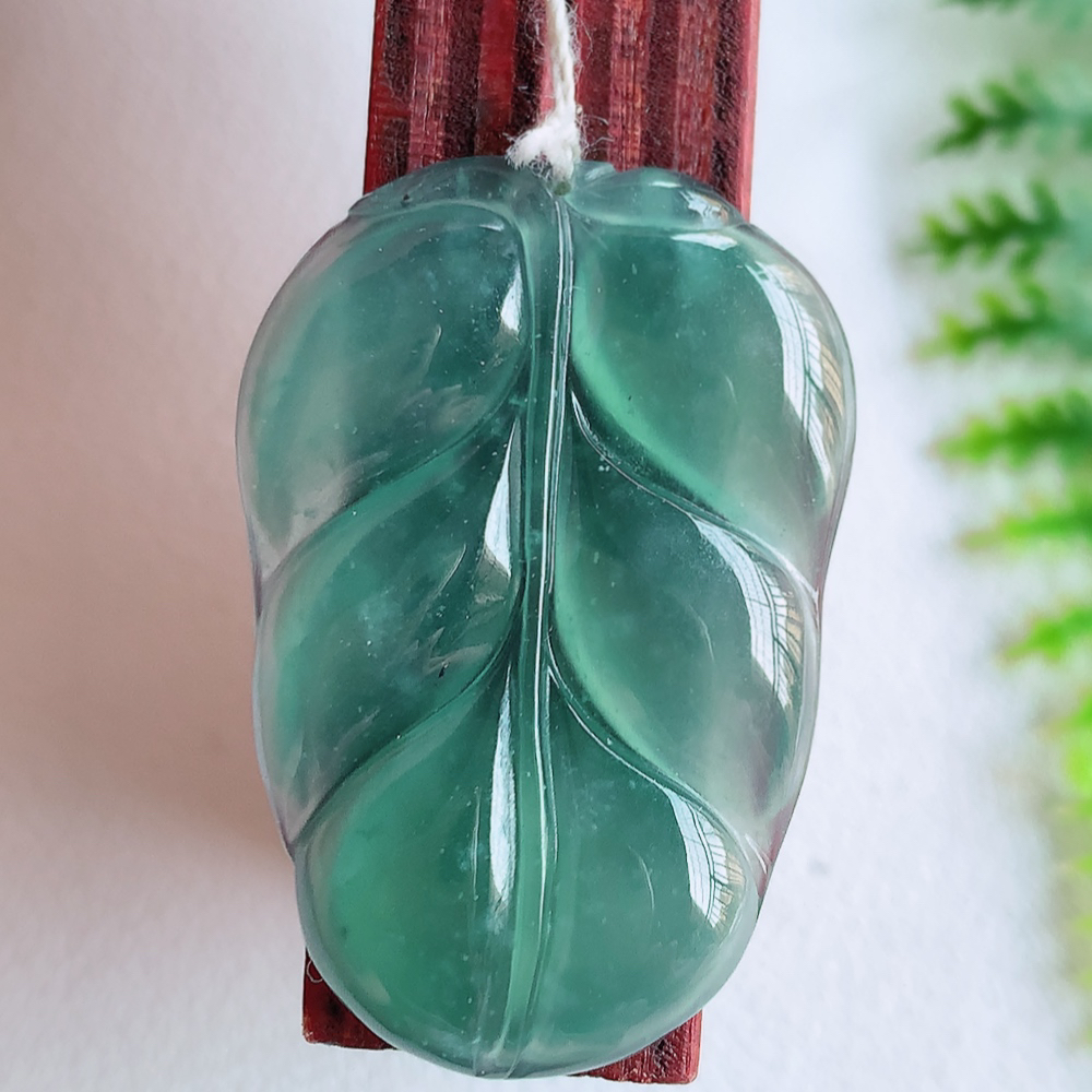 蓝冰金枝玉叶翡翠吊坠  老种起胶感  飘花灵动  寓意“金枝玉叶，大业有成，一夜成名”  饱满大气，水润通透。W415.18 尺寸：32-22.2-3.8mm