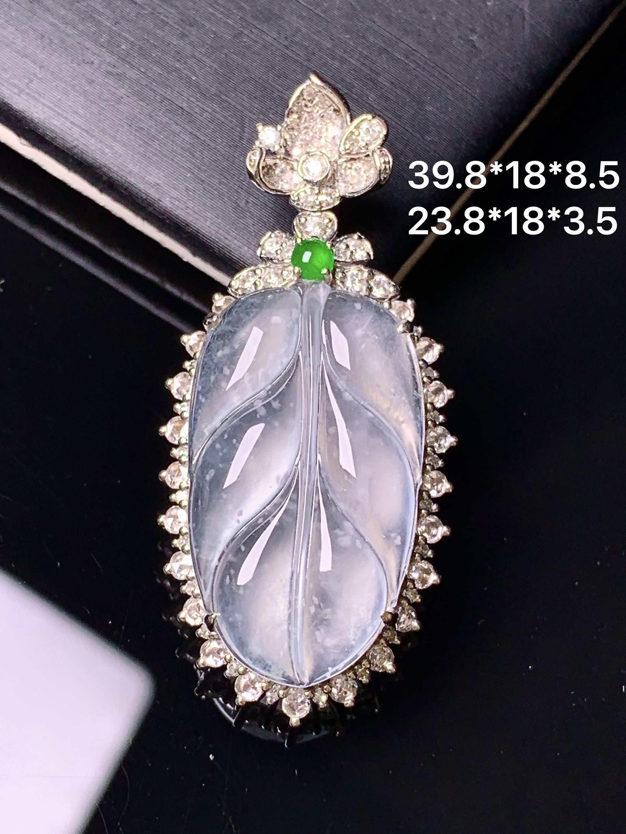18k金钻镶嵌冰种雪花棉树叶吊坠 玉质细腻 色泽艳丽清新 水润亮眼 整体尺寸39.8*18*8.5f5