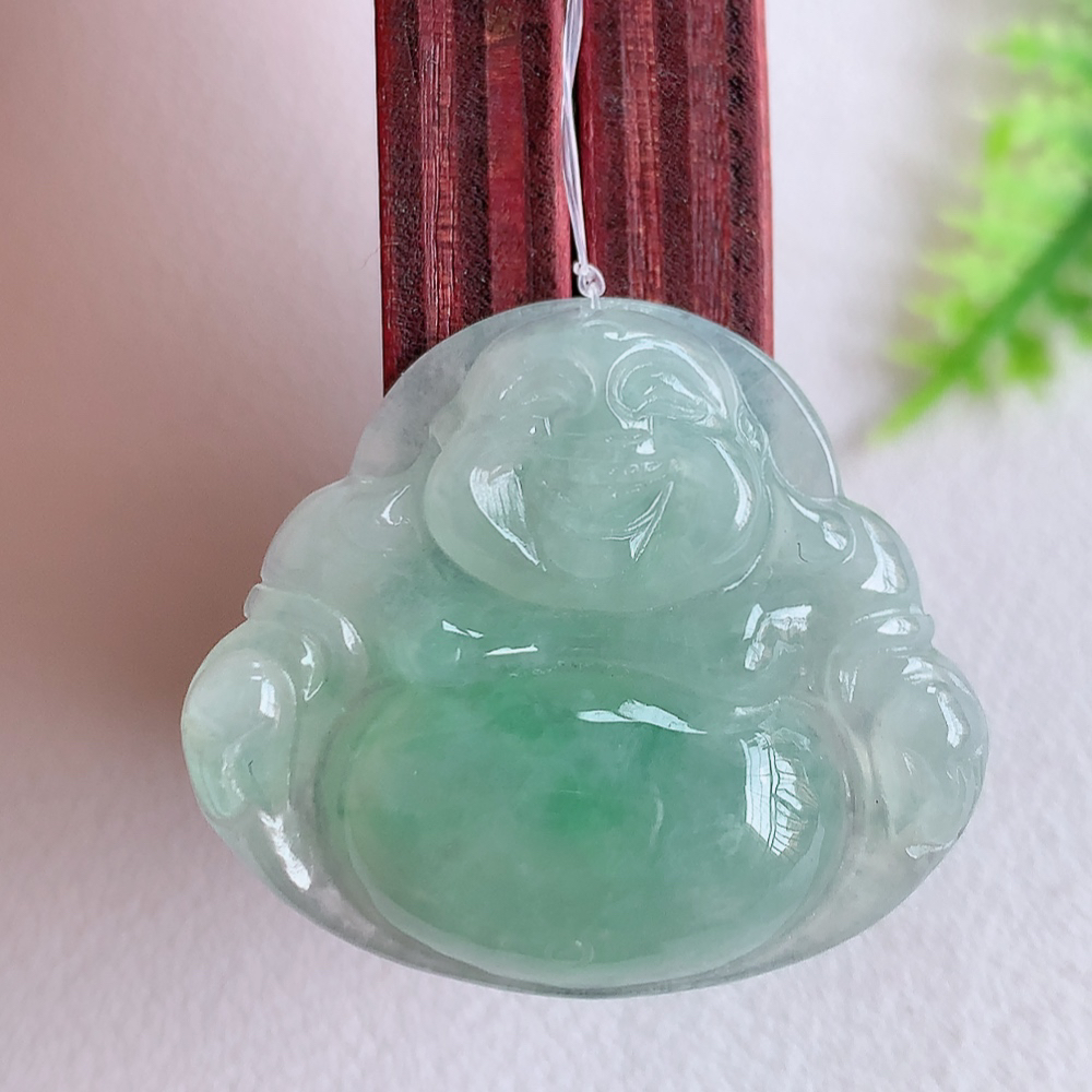冰润飘绿佛公挂件 玉质细腻  精雕弥勒佛，笑佛福耳垂肩，面相喜庆，开怀大笑，憨态可掬。惟妙惟肖，寓意福禄双全，吉祥美满，笑口常开 W49.18 尺寸：25-28.8-5.8mm