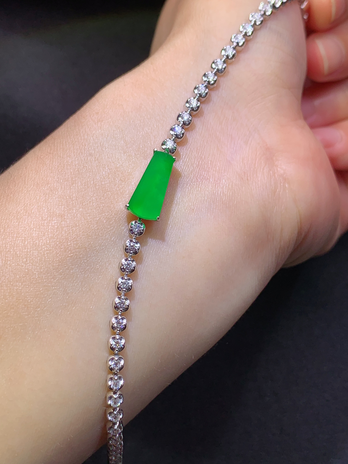 18 K金钻镶嵌冰种阳绿无事牌手链 重金大钻豪镶 新颖时尚 尺寸12.3*5.3*2