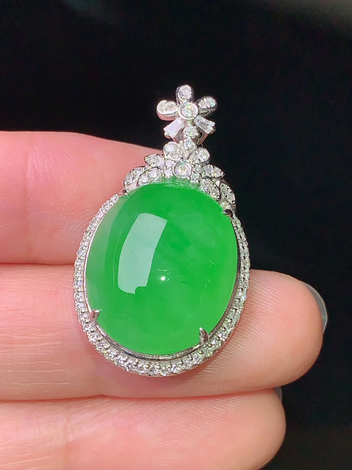 18k金钻镶嵌满绿蛋面吊坠 玉质细腻 色泽清新艳丽 整体尺寸31.3*17.8*10 b2