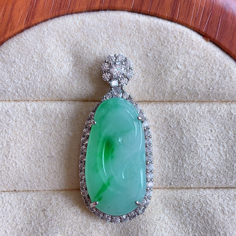 冰润飘绿吉祥如意翡翠吊坠  寓意“万事如意，吉祥如意,福寿绵长 心想事成”饱满大气，通透水润  92