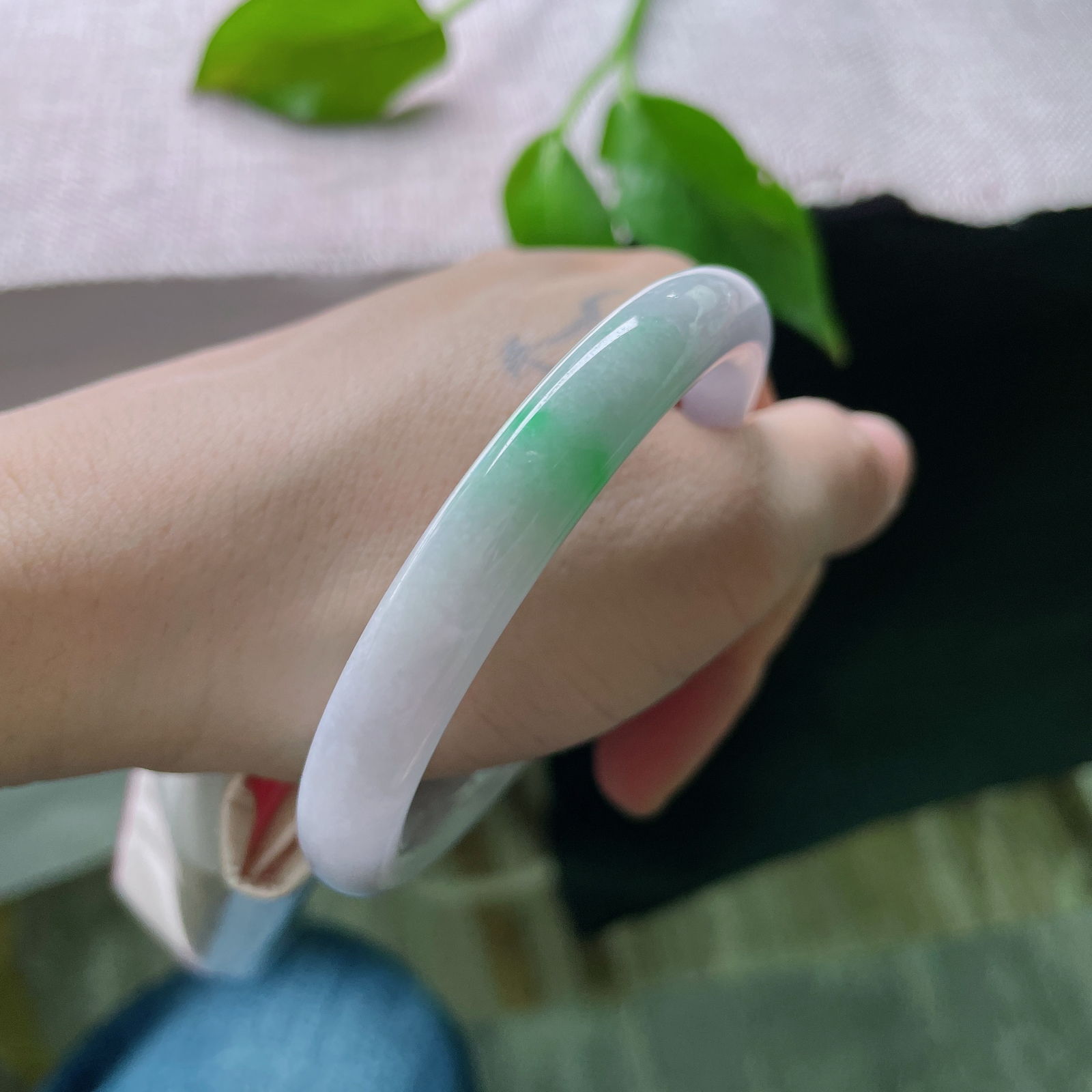 53.6/8.9，紫罗兰圆条，一抹翠色鲜艳夺目，千娇百媚，底子细腻，皮纹..