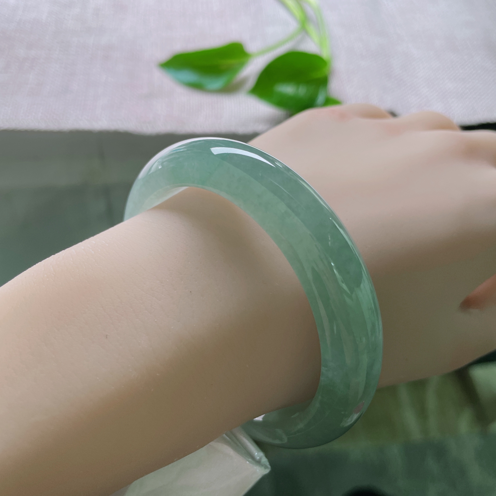 56/12.5/8.5，冰蓝正圈，晶莹剔透，是一种清冷、纯净、又暗藏故事的颜色..