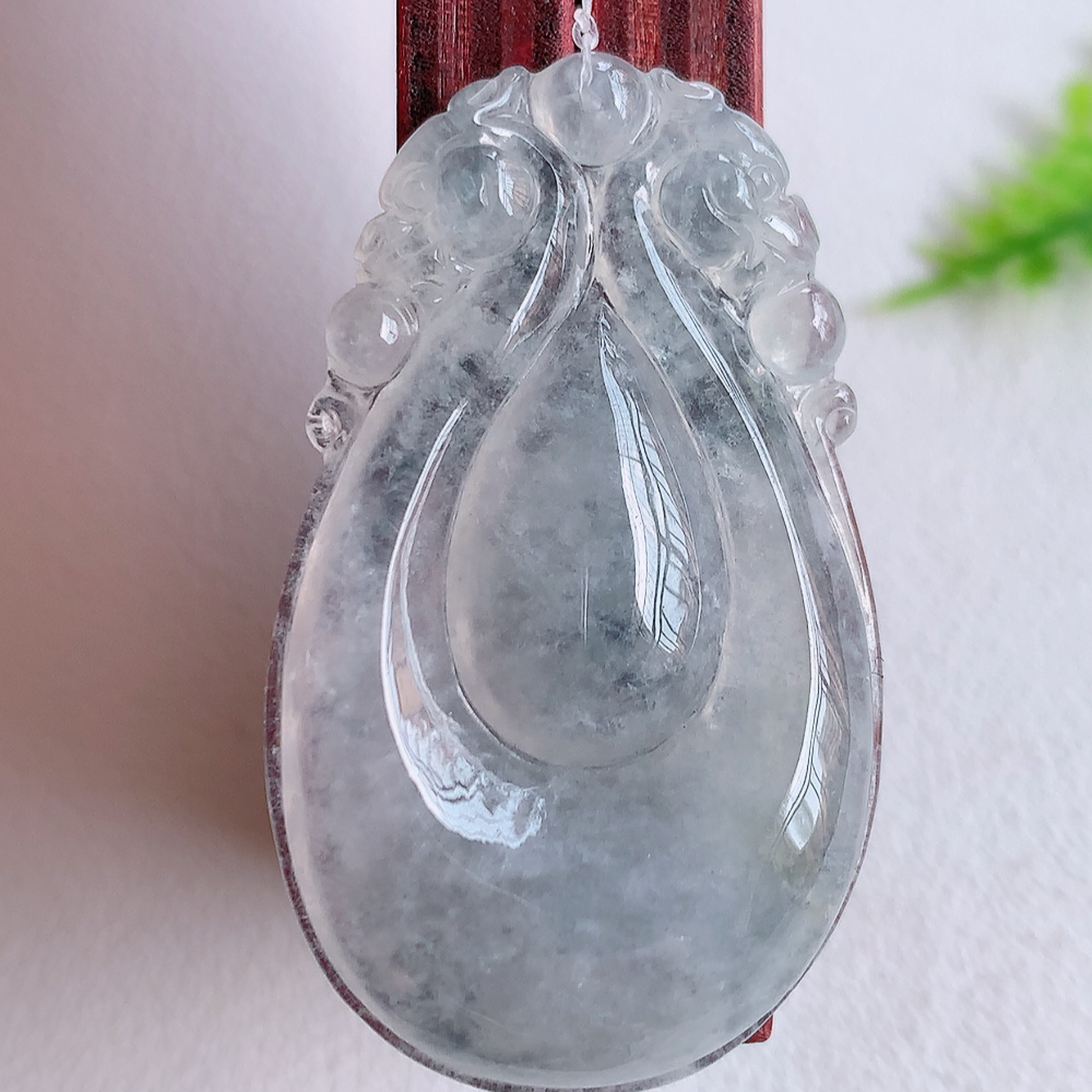 冰润福贝翡翠吊坠，寓意“辈辈有福，财源广进”水足莹润。通体清新通透，佩戴效果优雅迷人，W49.18 尺寸：39-23.5-5.8mm