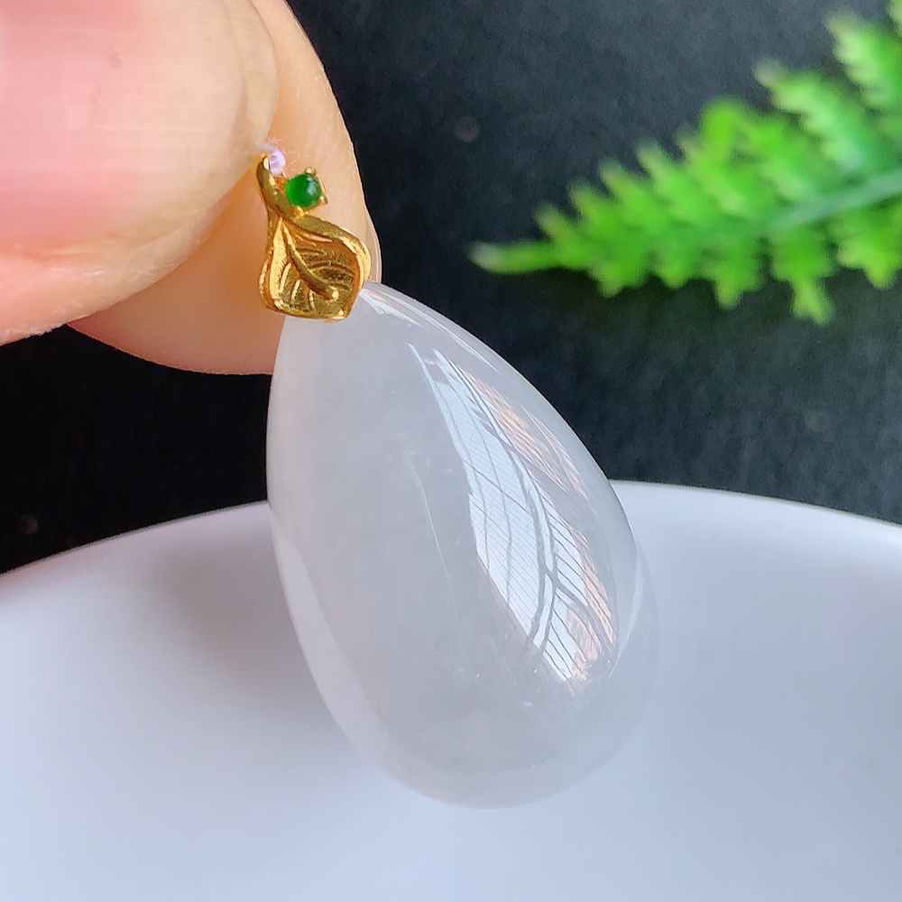 冰润水滴翡翠吊坠，款式新颖时尚，日常百搭的款。满满的份量感，18k金镶嵌，上身效果优雅迷人！性价比超值  W415.18  整体尺寸：29-14.6-7.6mm   裸石尺寸：24-14.6-7.6mm